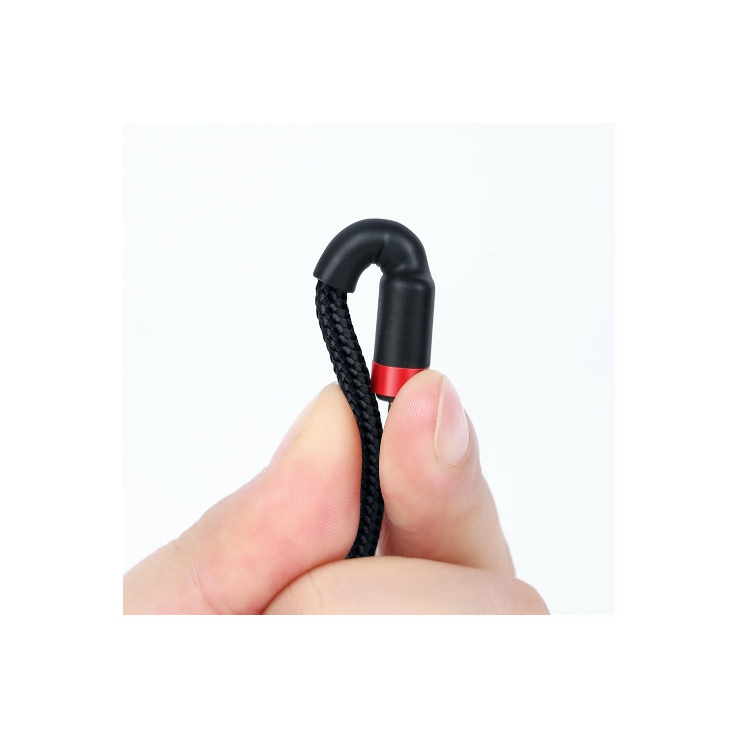 Zbliżenie czarnej i czerwonej końcówki kabla USB trzymanej przez dłoń, na białym tle.