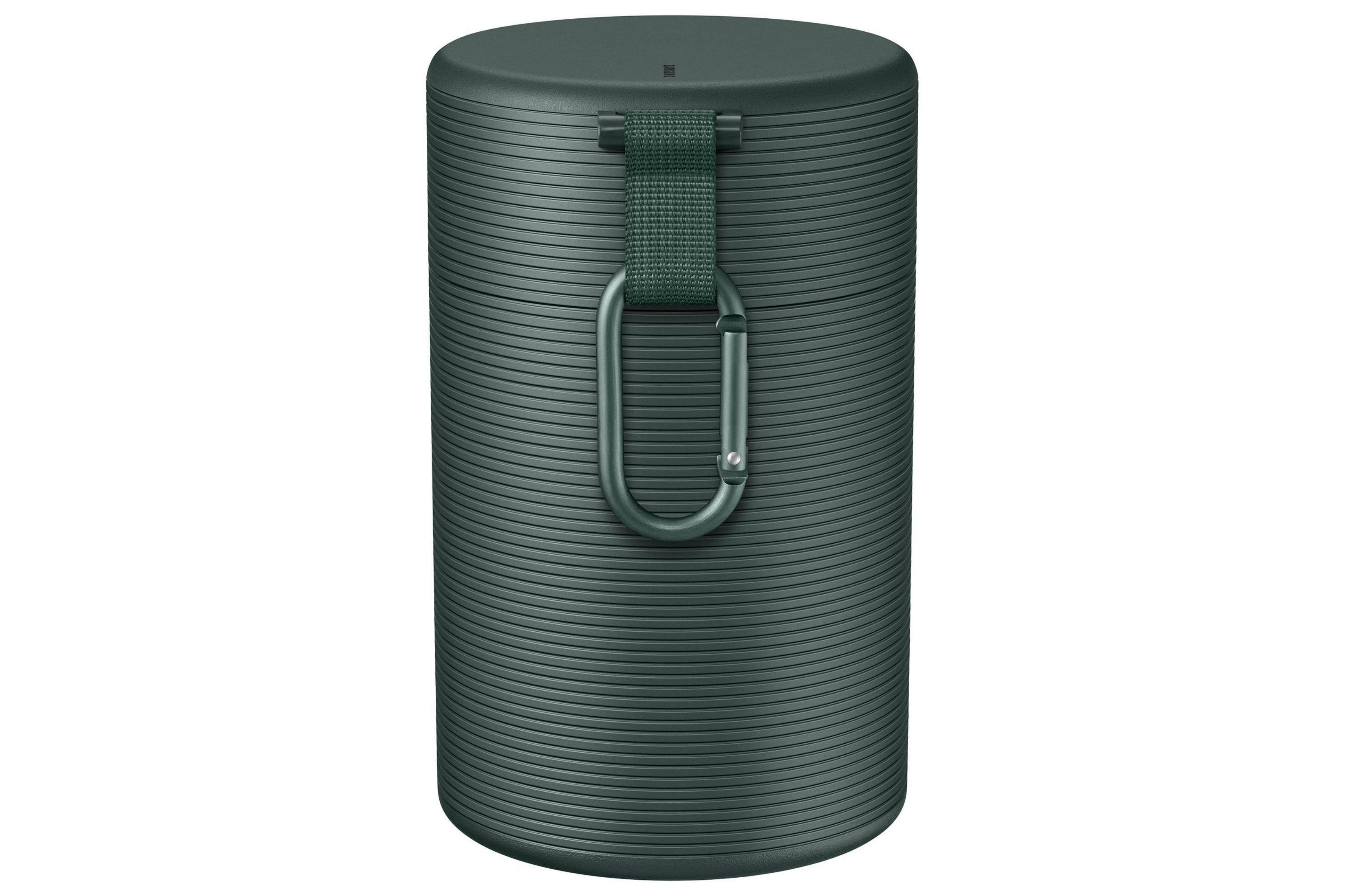 Altavoz cilíndrico verde con mosquetón. El altavoz es verde oscuro y tiene ranuras.