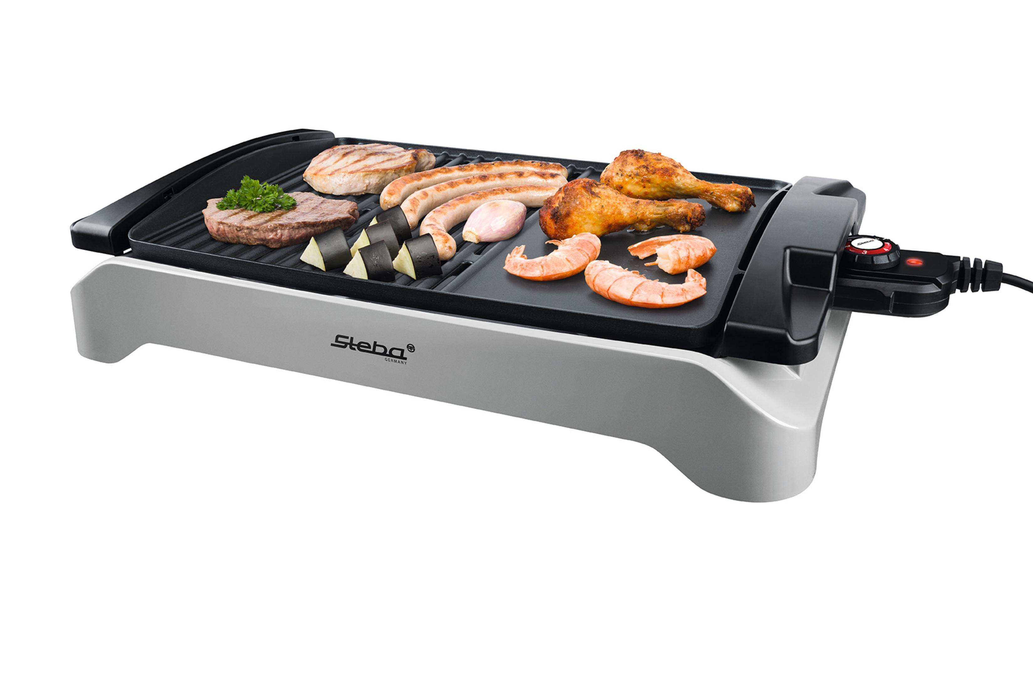 Ein Elektrogrill mit verschiedenen gegarten Speisen wie Steak, Würstchen, Hähnchenschenkeln und Garnelen.