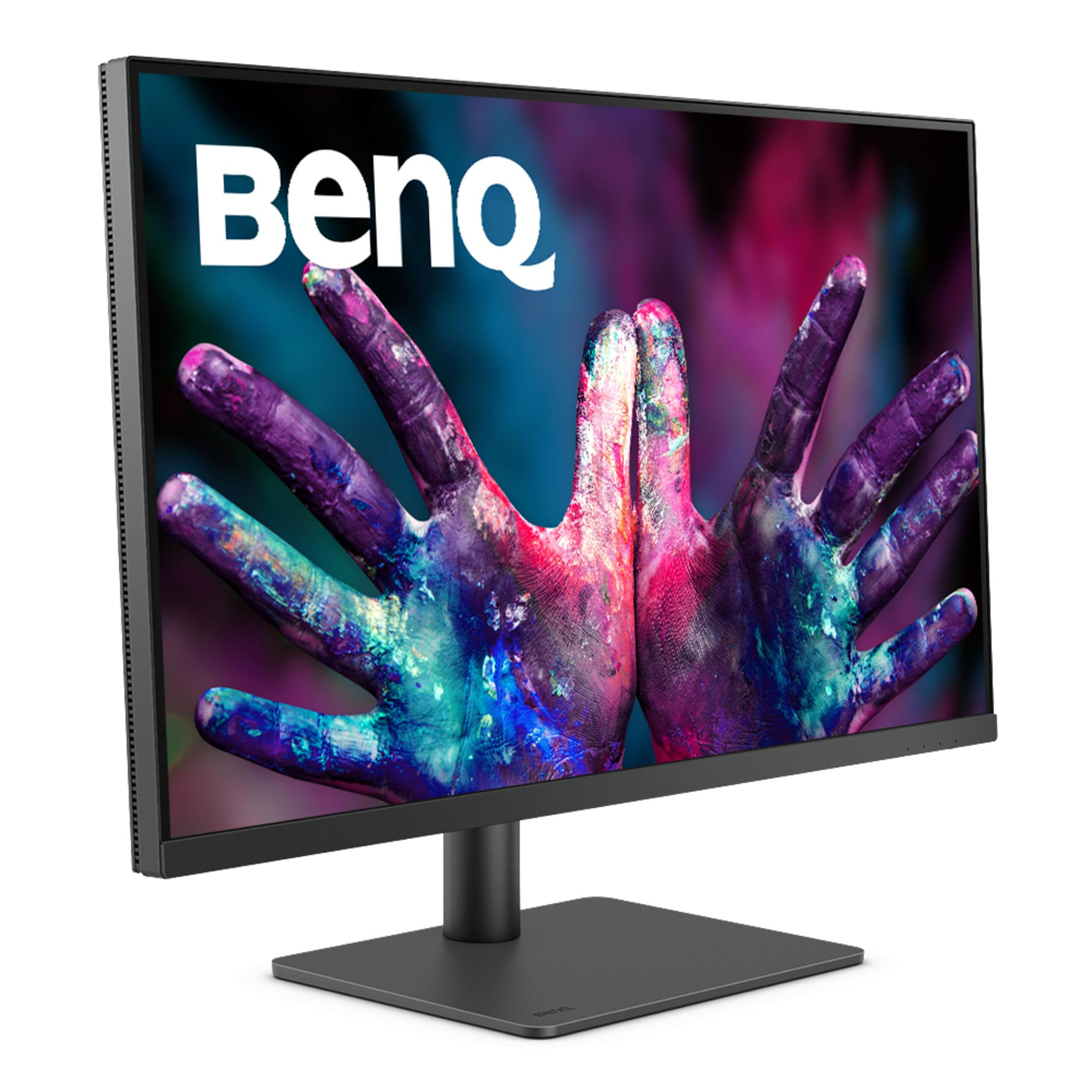 Monitor BenQ wyświetlający kolorowy obraz dłoni pokrytych farbą. Monitor stoi na podstawie.
