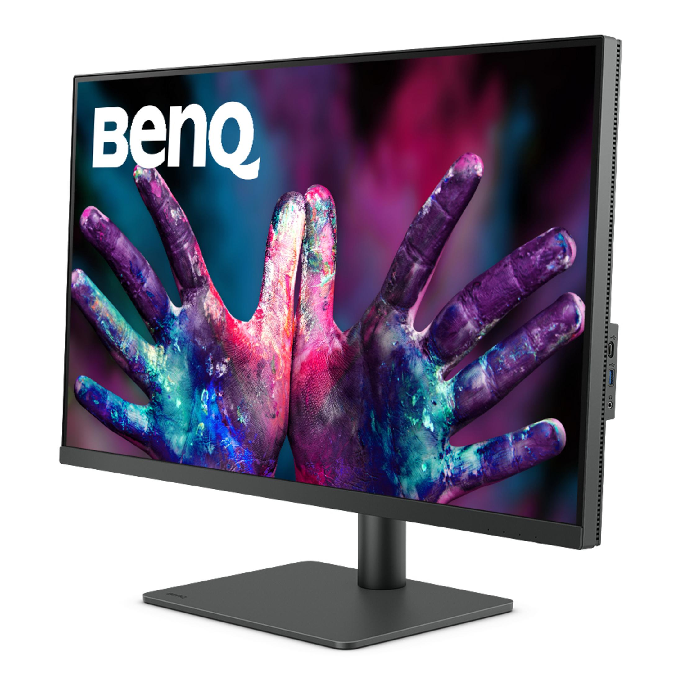 Monitor BenQ z dłońmi pomalowanymi w żywe kolory na ekranie.