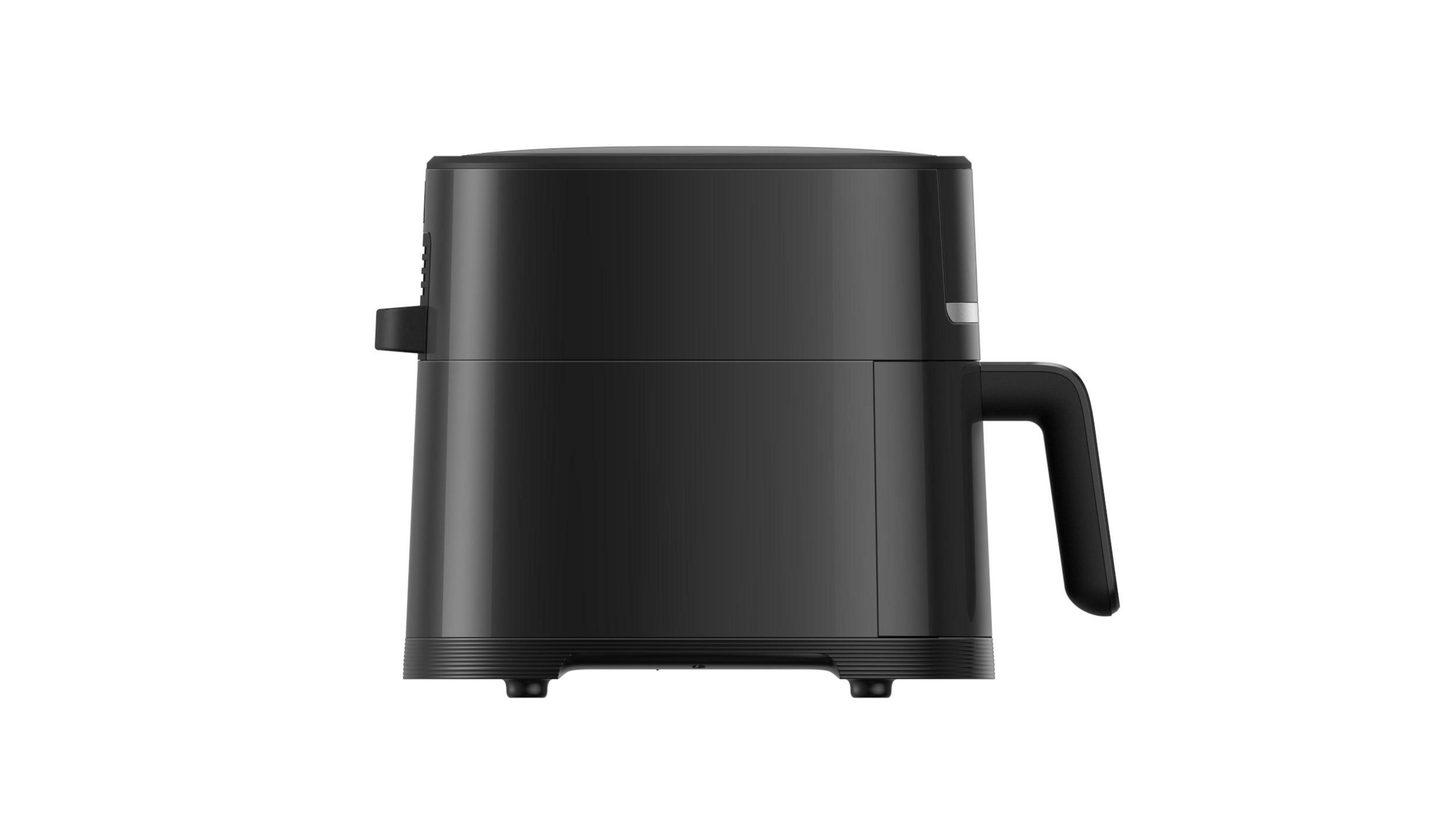 Czarna frytkownica powietrzna z uchwytem z boku i panelem sterowania, na białym tle.