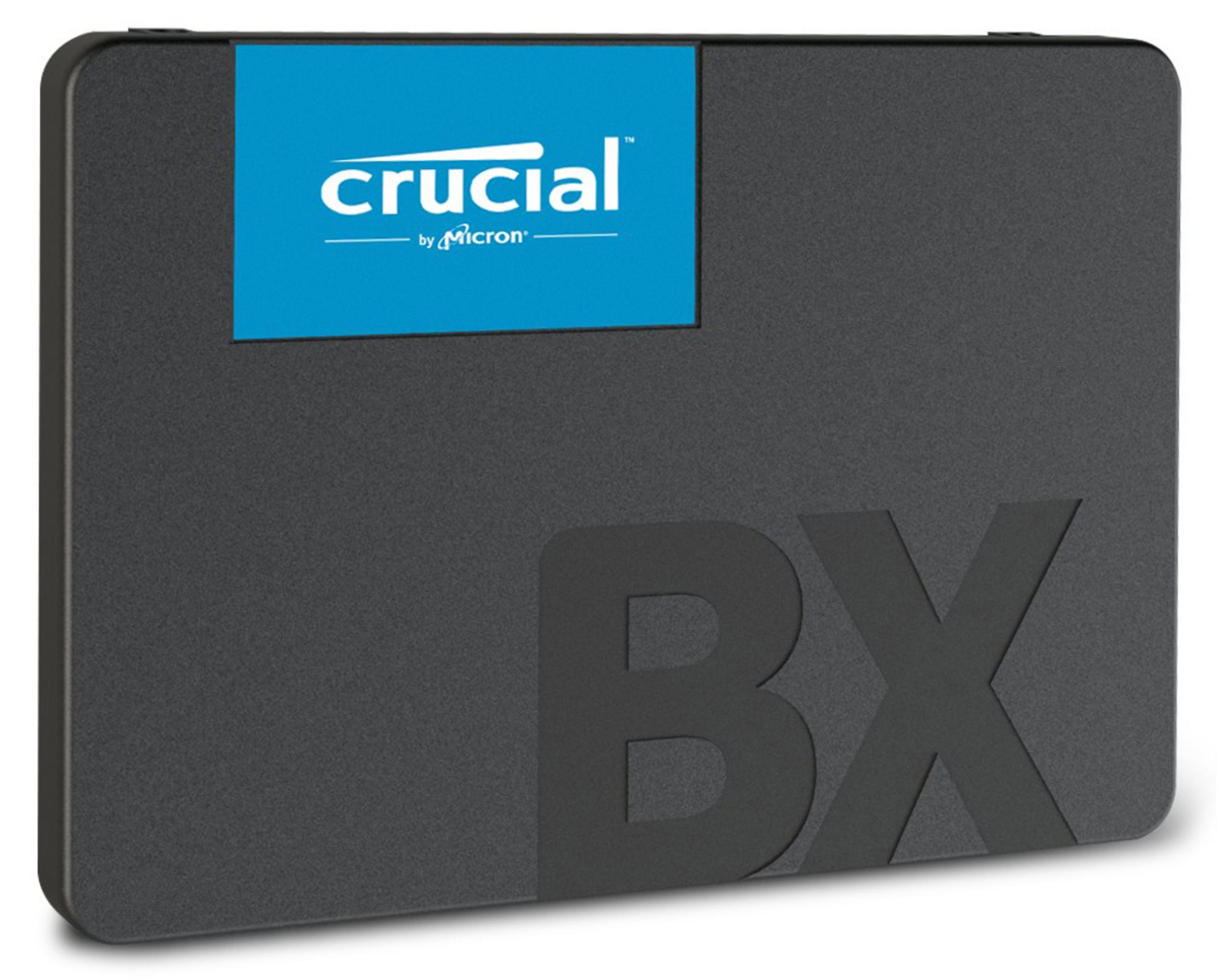 Schwarze Crucial BX SSD. Blaues Etikett mit Crucial-Logo. Dunkelgrauer Hintergrund.