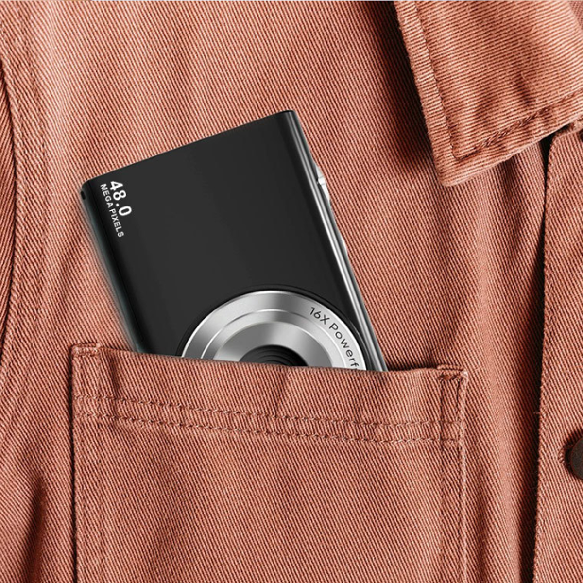 Schwarze Kamera in einer Tasche. Objektiv und Bildschirm der Kamera sind sichtbar. Die Tasche ist braun.