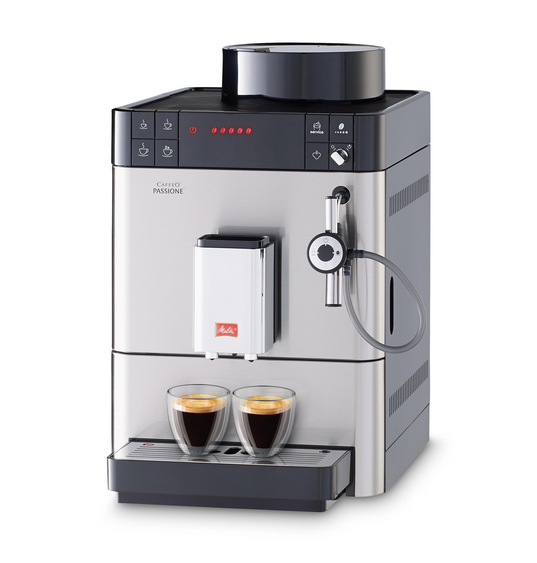 Une machine à expresso argent et noire avec deux tasses à café en verre sur le plateau.