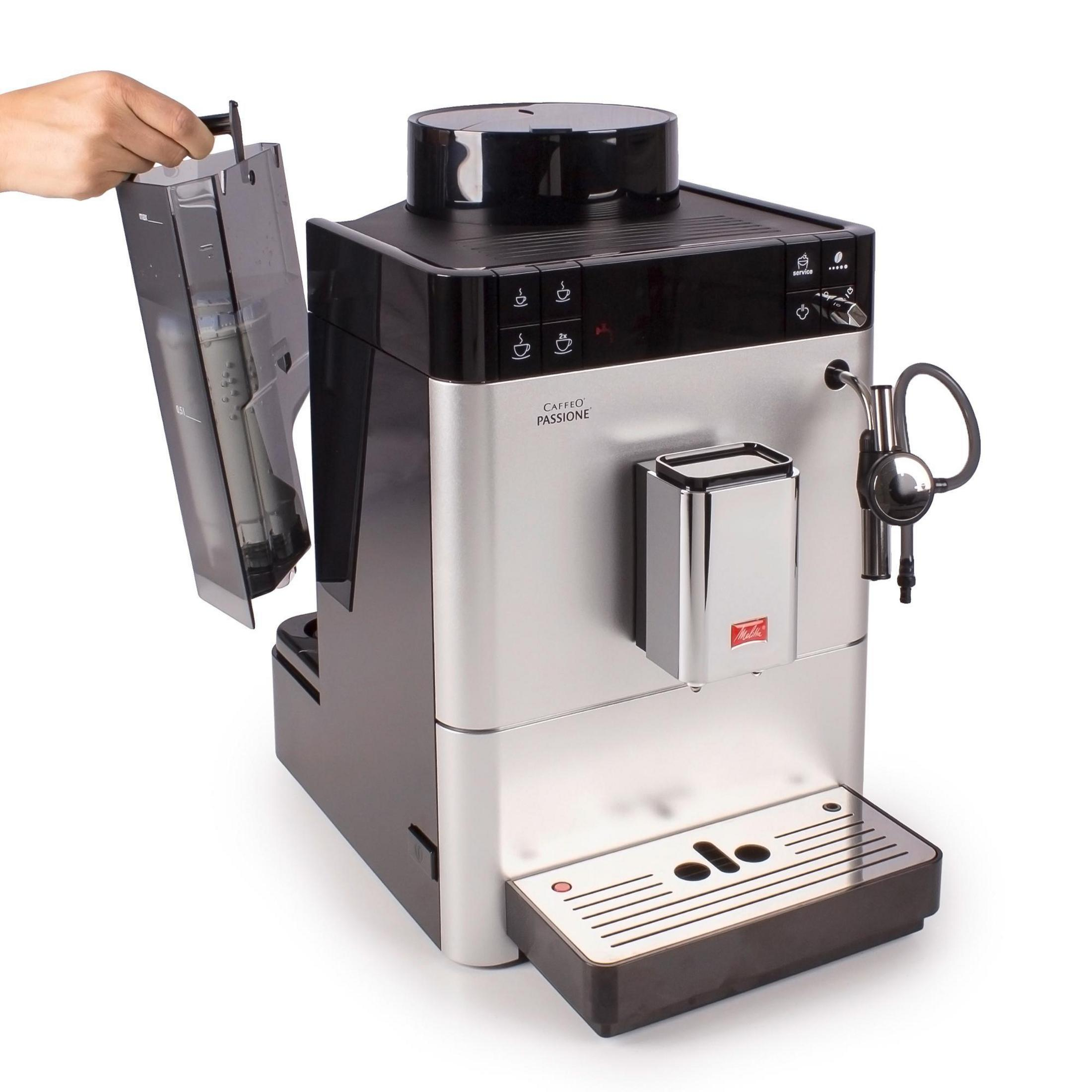 Machine à café Melitta Caffe Passione argent et noir. Une main retire le réservoir d'eau.
