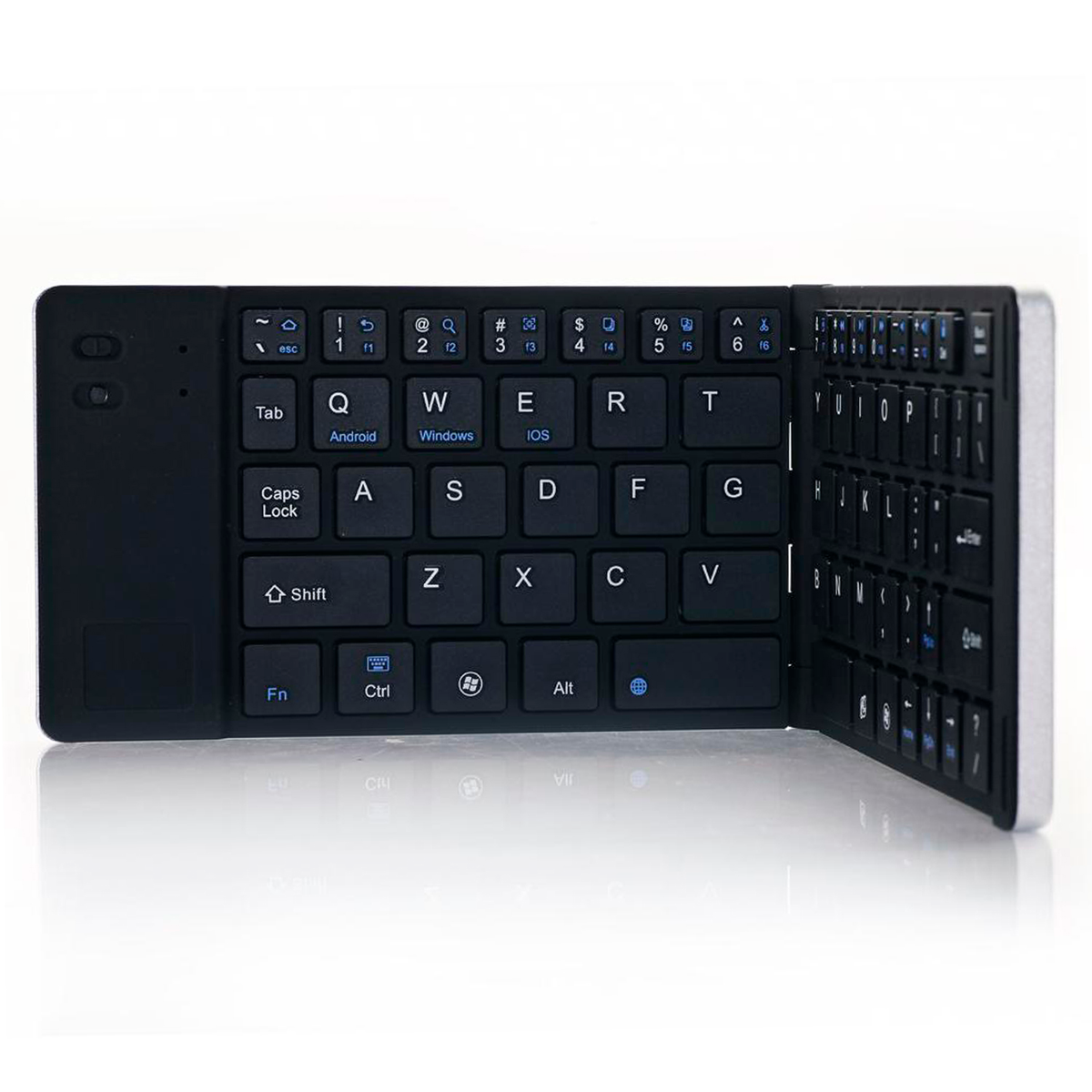 Una tastiera pieghevole nera con un trackpad. La tastiera è aperta e angolata.