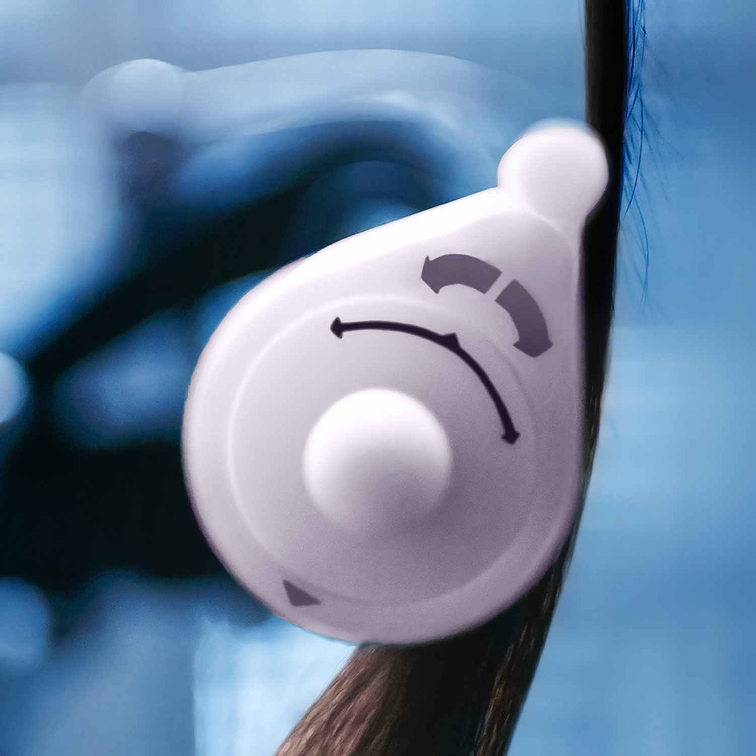 Un dispositivo bianco con un quadrante, su uno sfondo blu sfocato.
