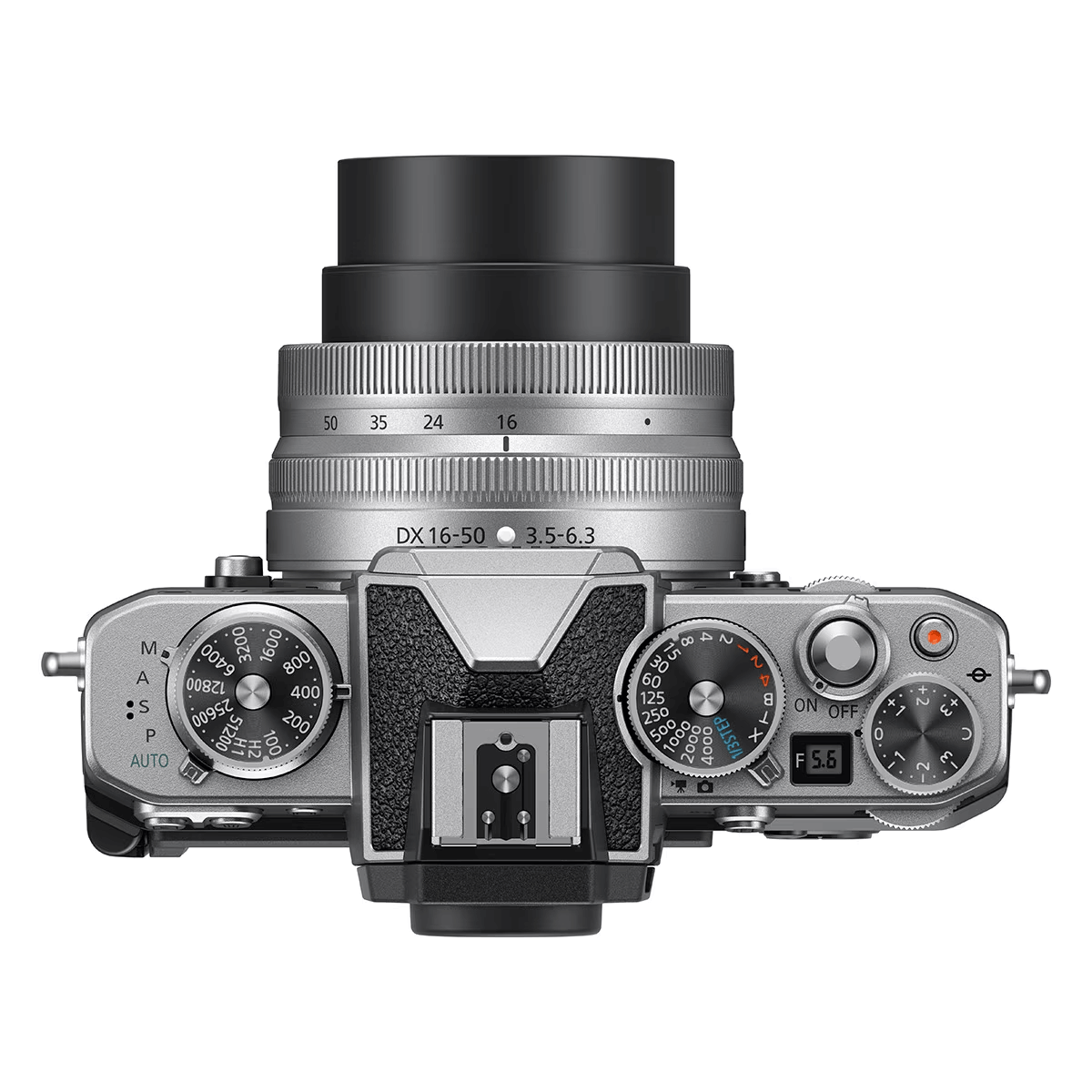 Aparat fotograficzny widziany z góry. Szczegóły: obiektyw i wiele przycisków i pokręteł. Aparat jest srebrny.