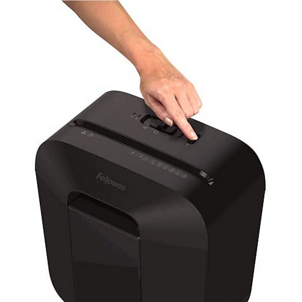 Ręka naciska przycisk na czarnej niszczarce do papieru Fellowes.