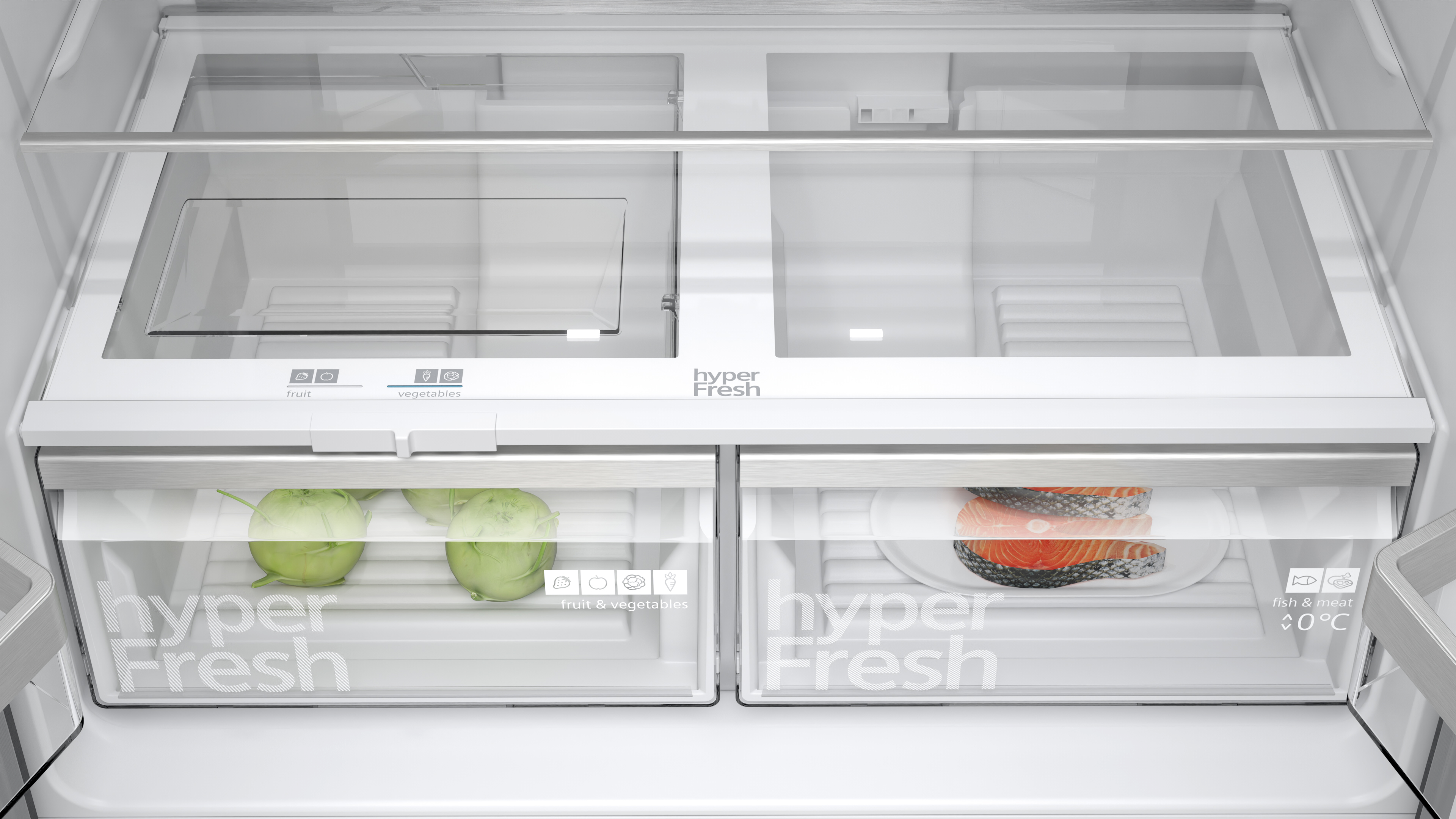 Interior de refrigerador con cajones transparentes que contienen verduras y salmón. El interior es blanco.