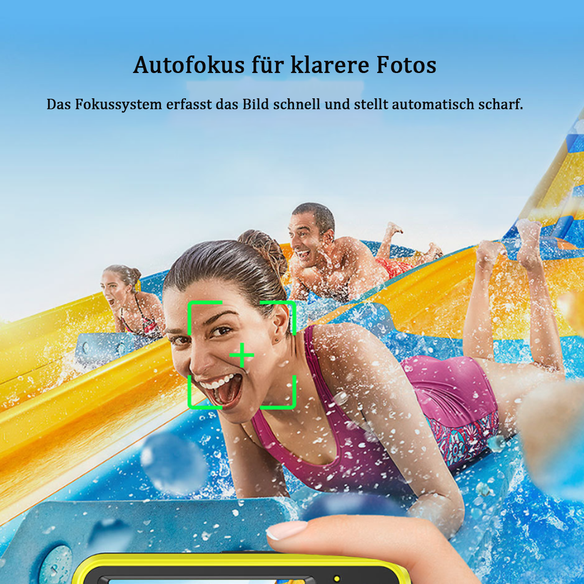 Eine Frau mit grünem Fokusfeld im Gesicht in einem Wasserpark, hält eine gelbe Kamera.