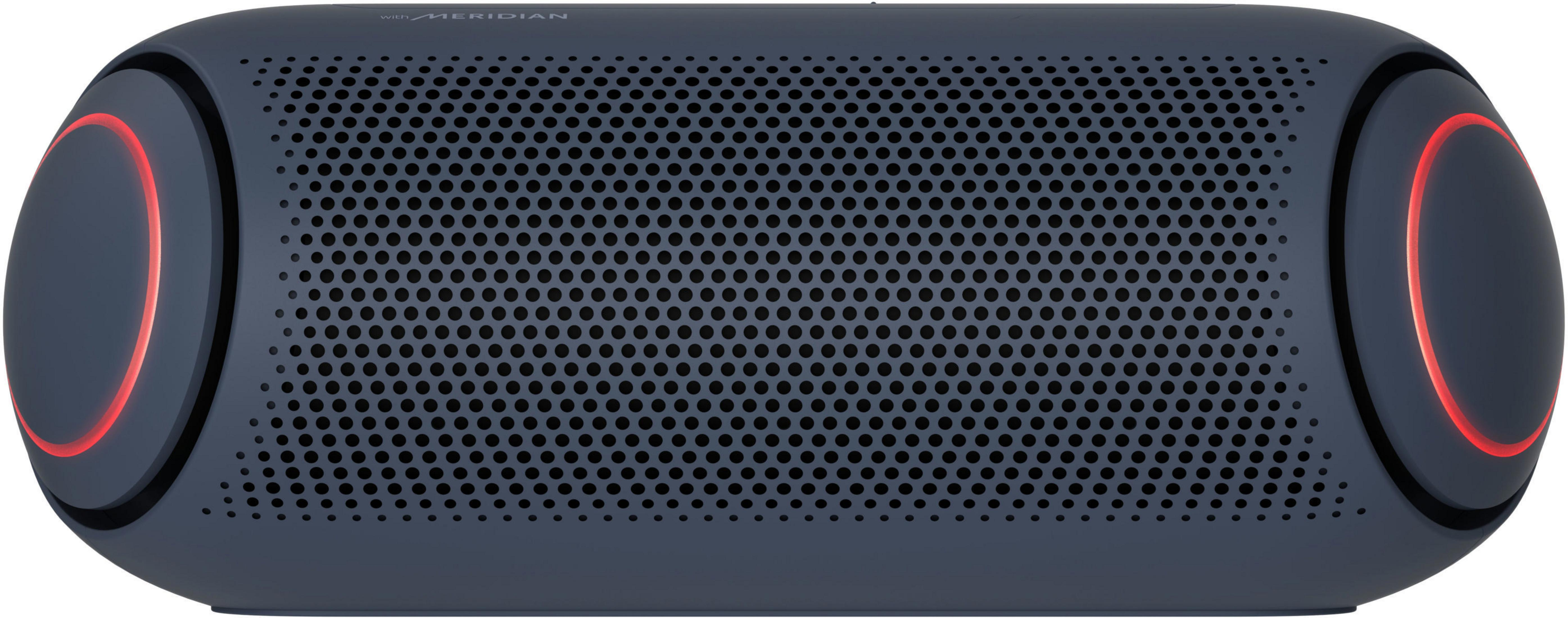 Ciemnoniebieski głośnik z czerwonymi akcentami i marką "with Meridian".