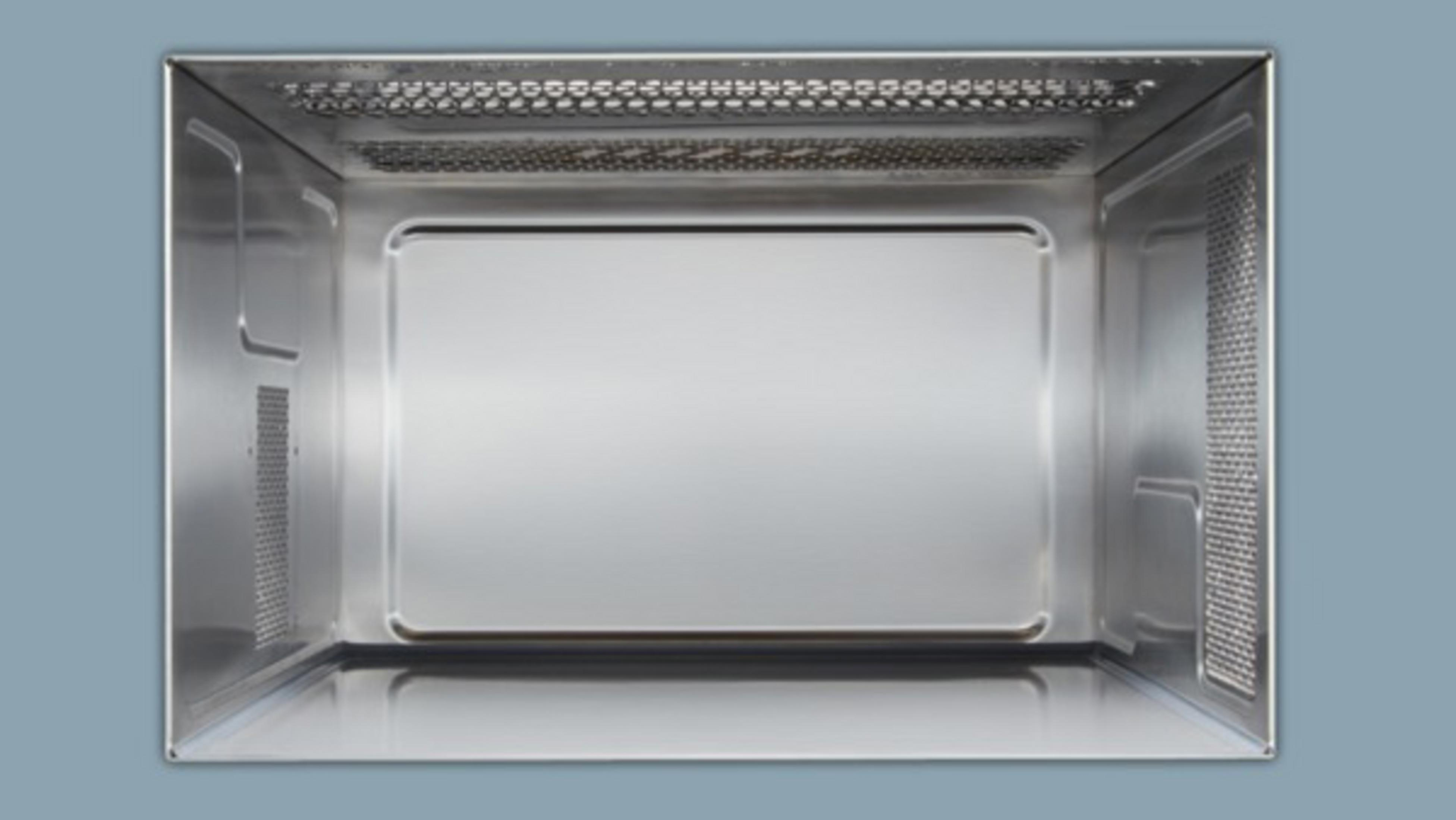 Dentro de un microondas de acero inoxidable.