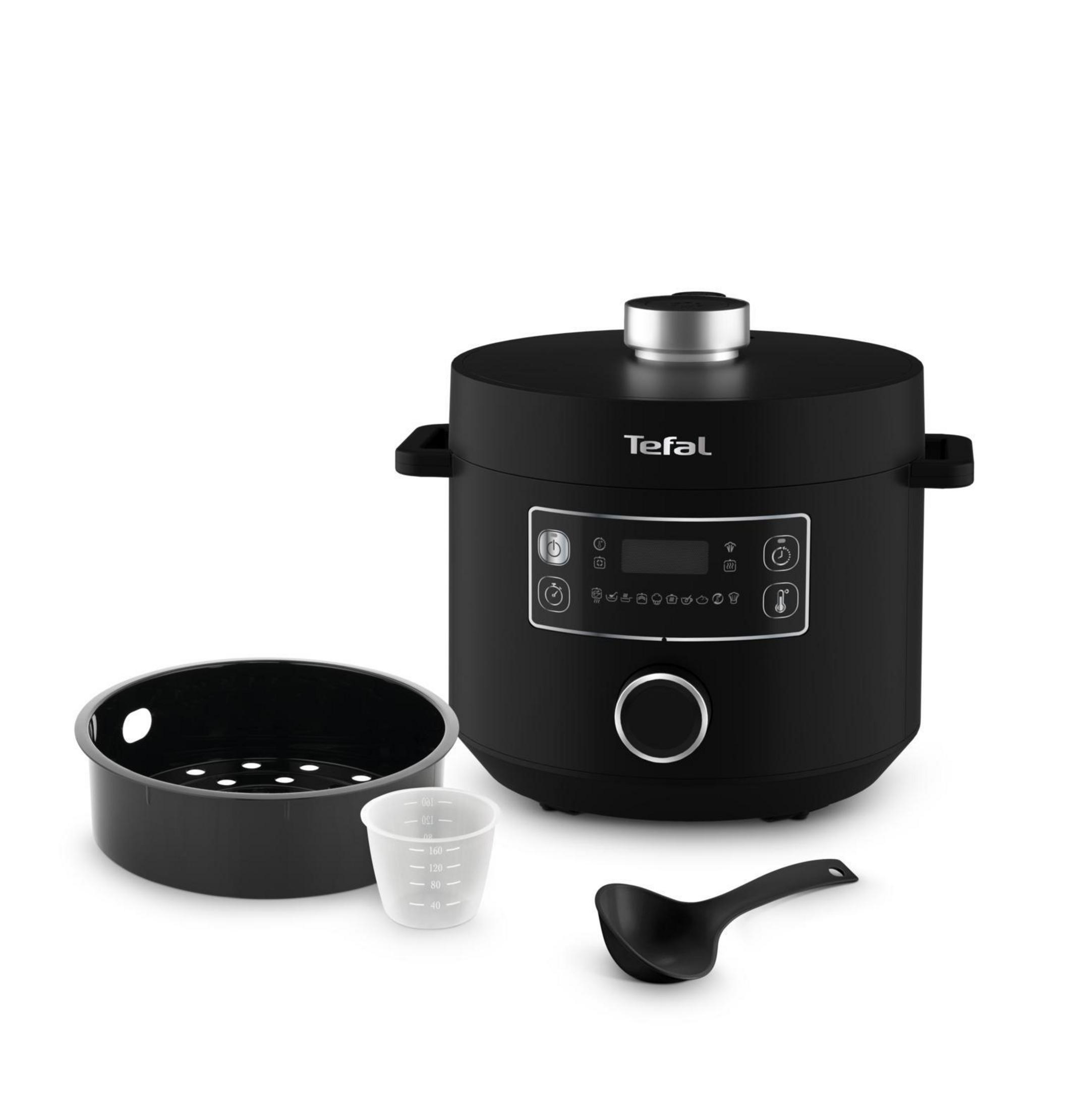 Schwarzer Tefal Multikocher mit Zubehör: eine Schüssel, ein Messbecher und eine Schöpfkelle.