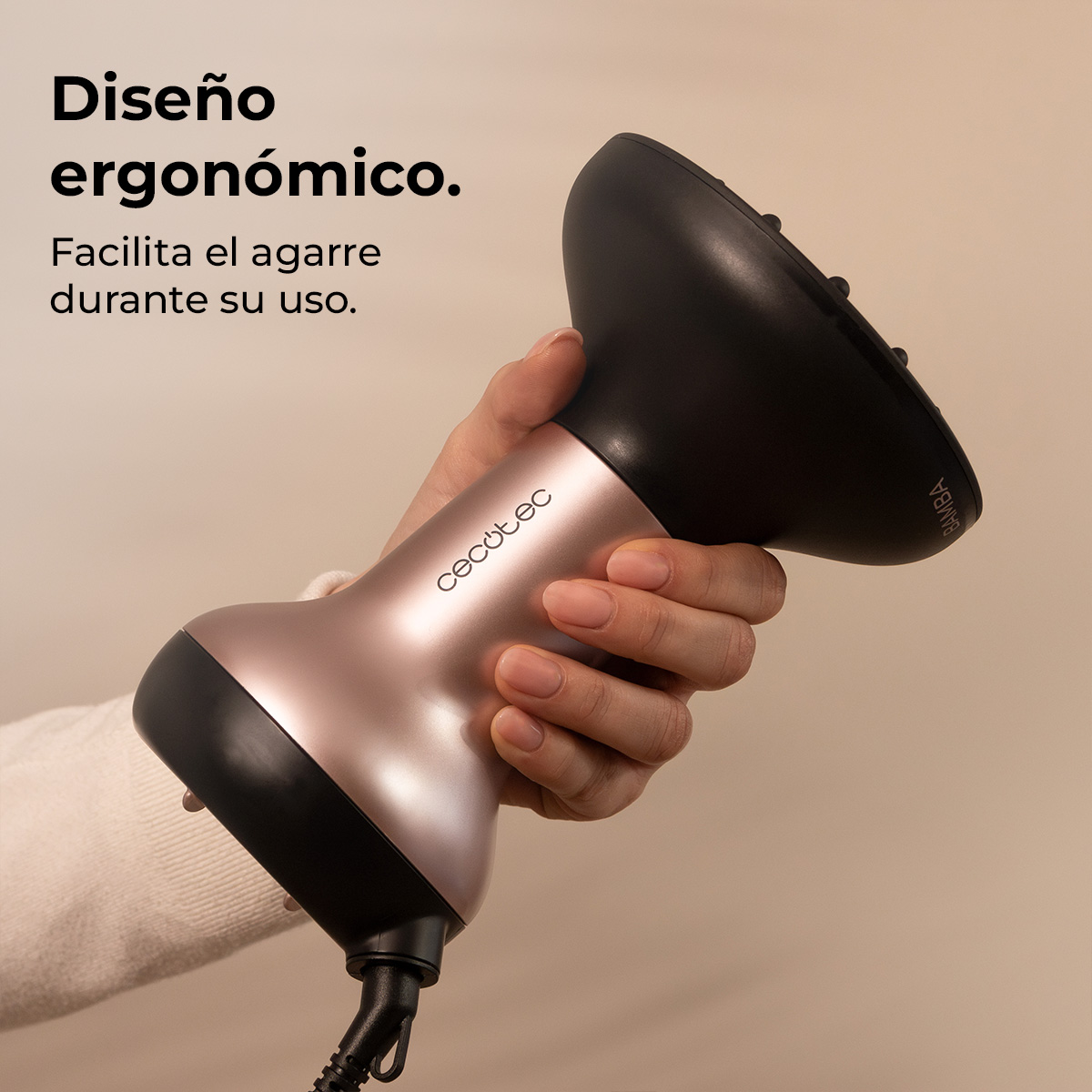 Una mano che tiene un asciugacapelli color rame e nero con un accessorio diffusore. Il testo dice design ergonomico.