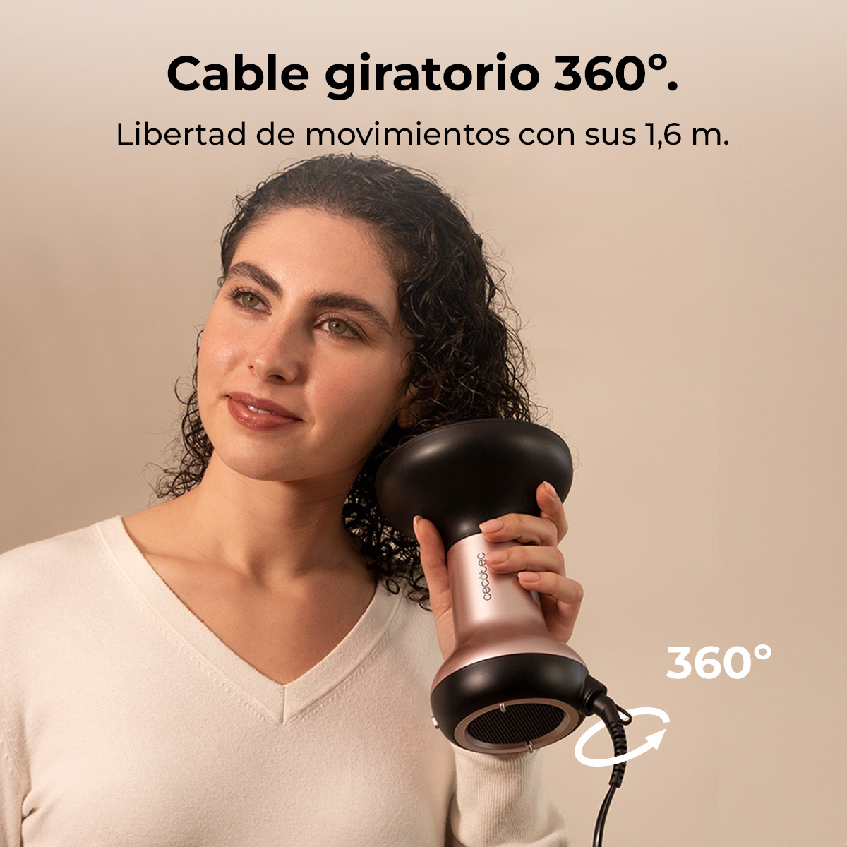Donna che tiene un asciugacapelli nero e oro rosa. Dettagli del prodotto visibili, incluso un cavo rotante a 360°.