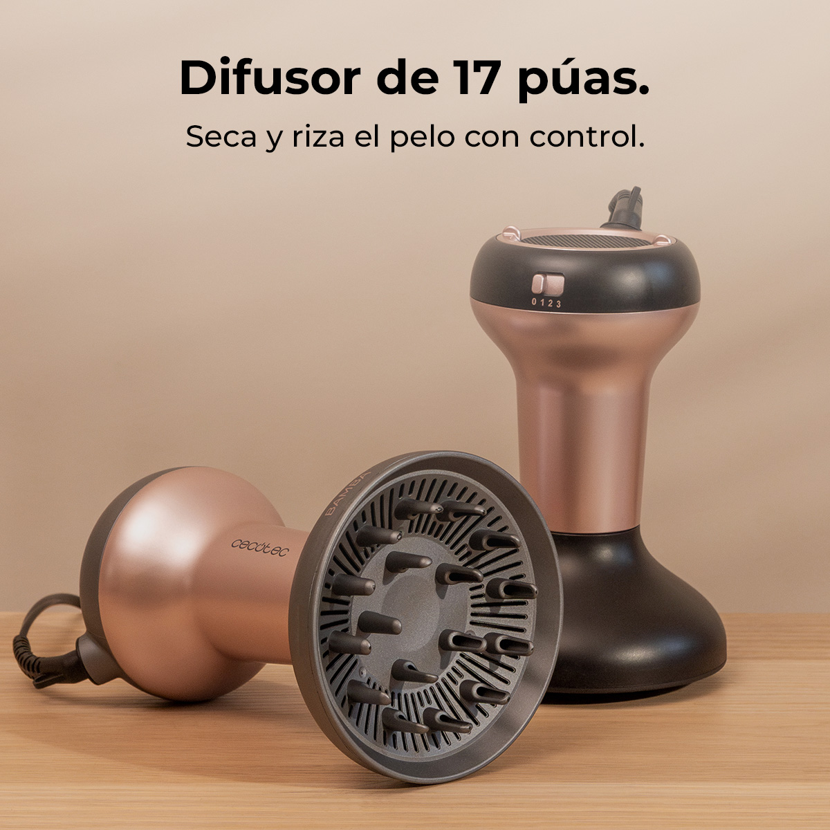 Due diffusori per capelli color oro rosa, uno sdraiato, l'altro in piedi. Il testo è in spagnolo.