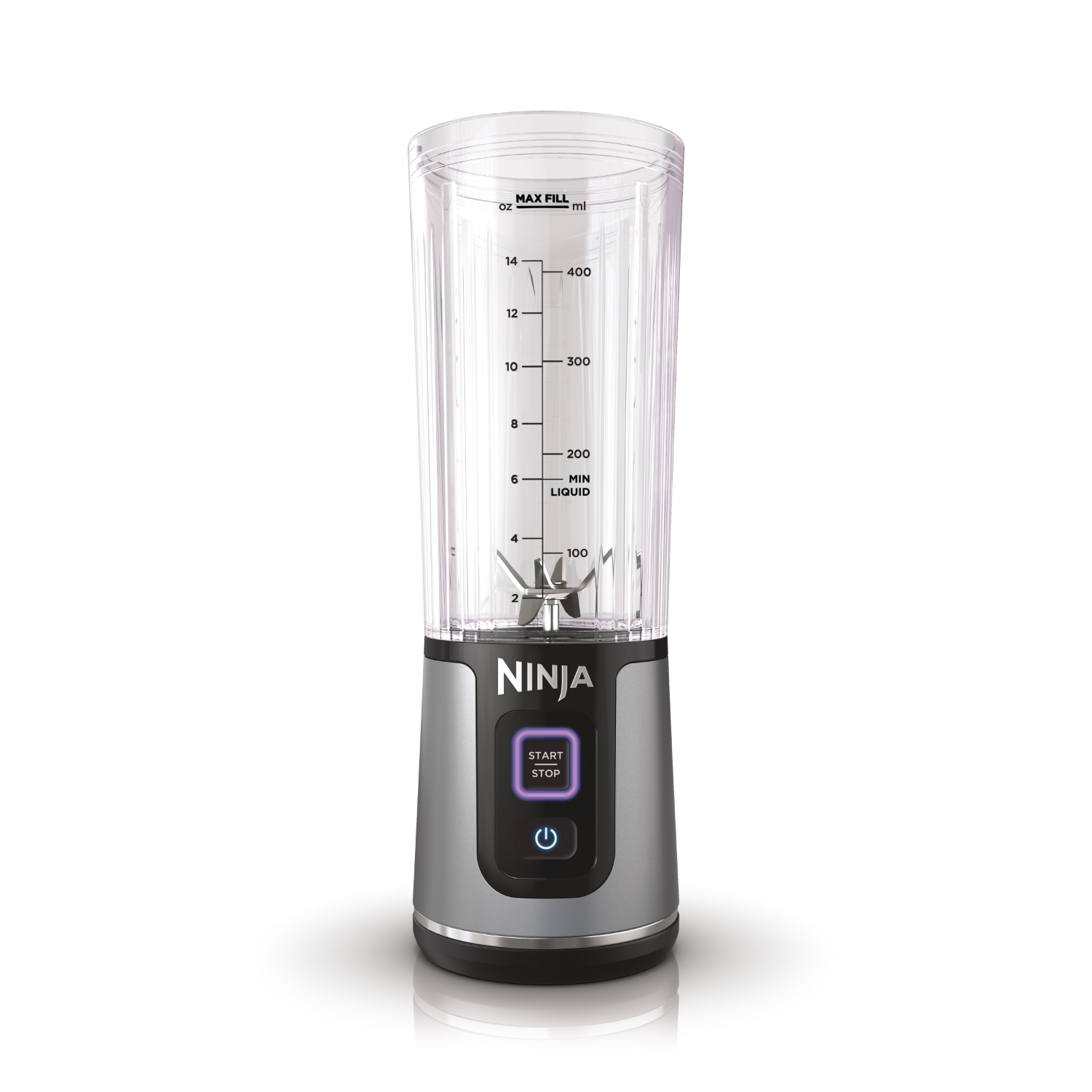 Srebrno-czarny blender Ninja. Przezroczysty pojemnik z miarkami. Przycisk Start/Stop.