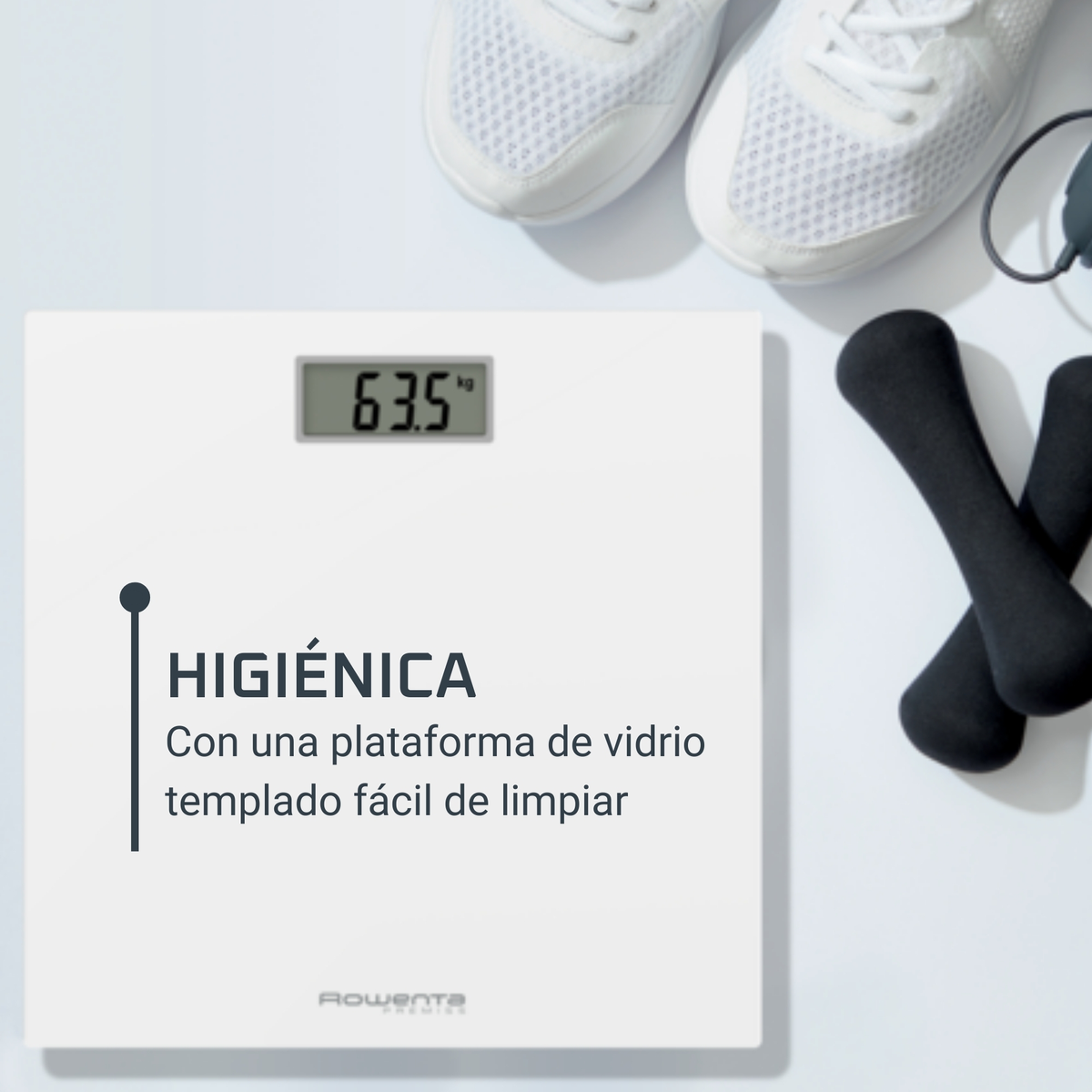 Báscula blanca con pantalla de 63.5kg, pesas y zapatos. Texto: Higiénica. Fondo blanco.