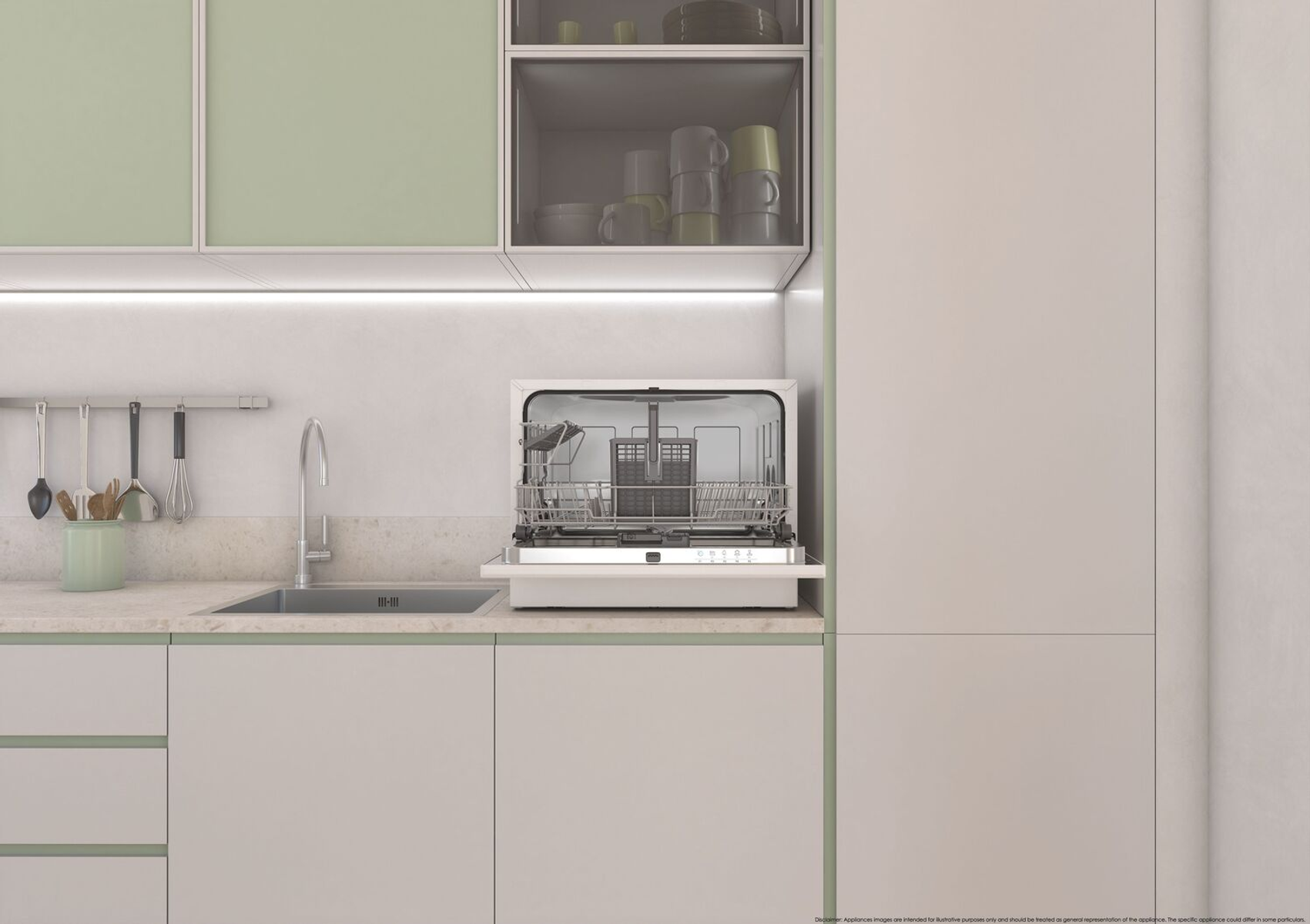 Interno cucina. Lavastoviglie aperta. Armadietti verdi e bianchi. Luce sopra. Piano chiaro.