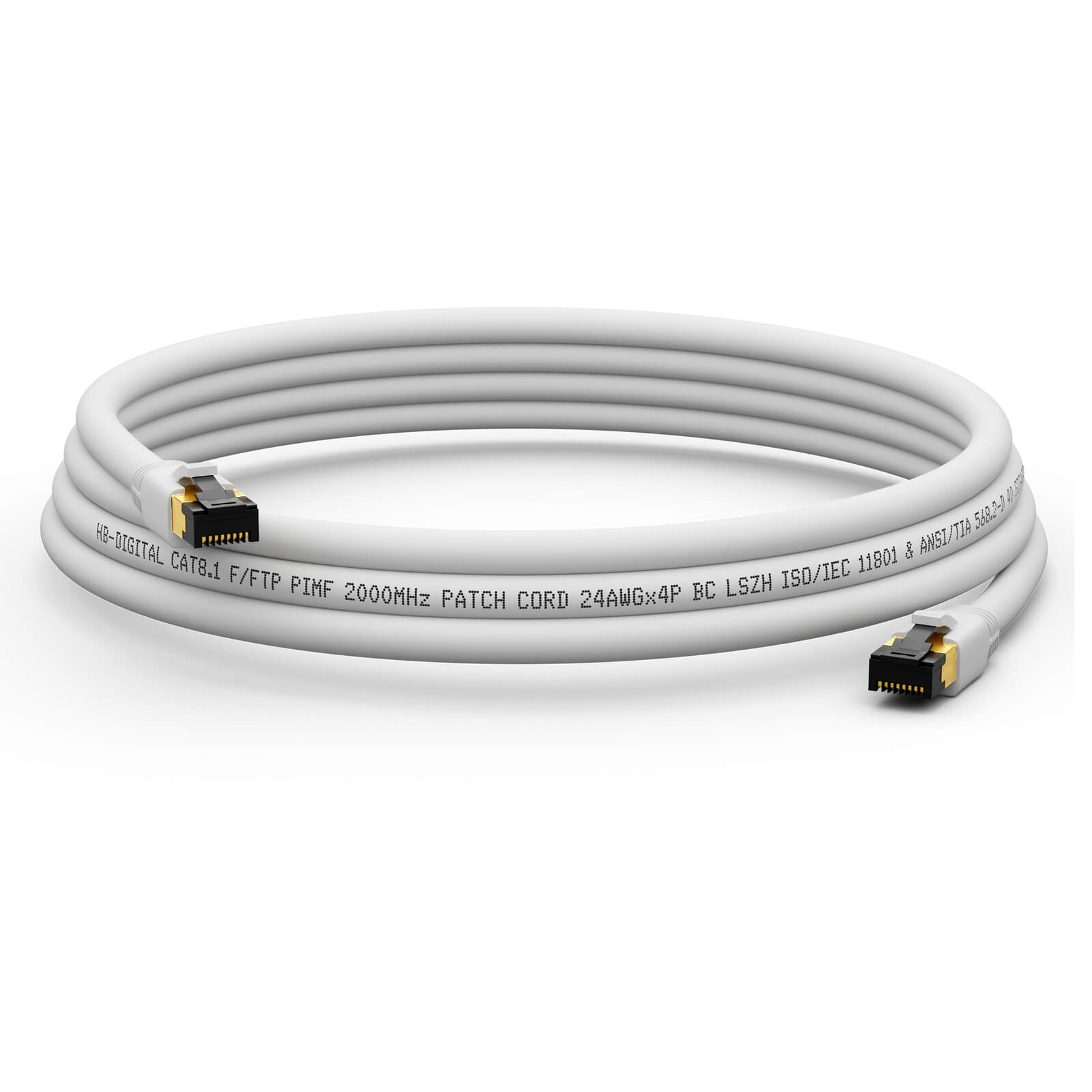 Weißes Netzwerkkabel mit Steckern an beiden Enden. Text auf dem Kabel identifiziert es.