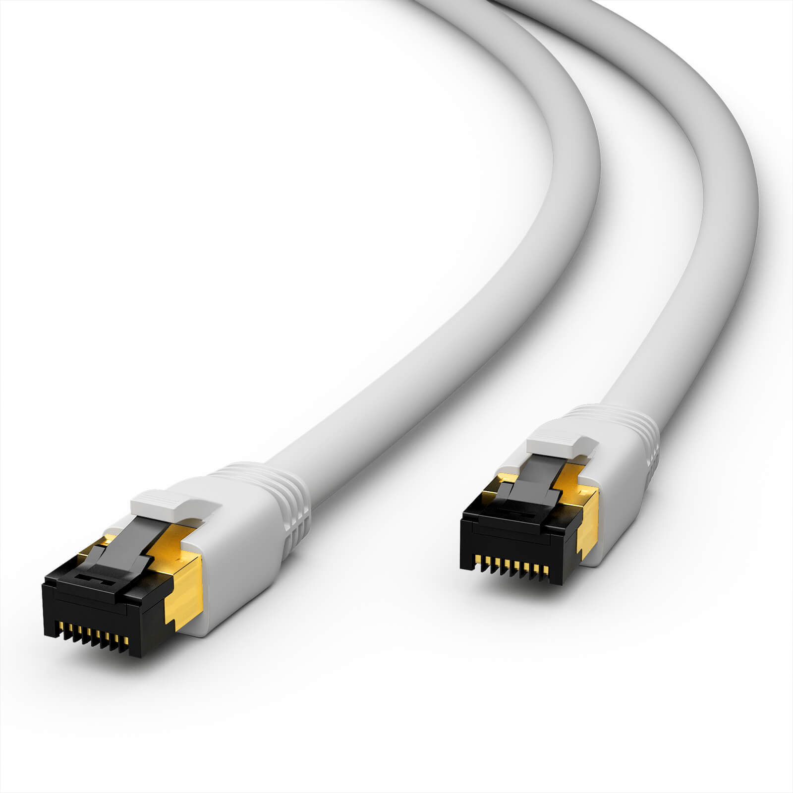 Zwei weiße Netzwerkkabel. Schwarze Stecker mit Goldkontakten. Weißer Hintergrund.