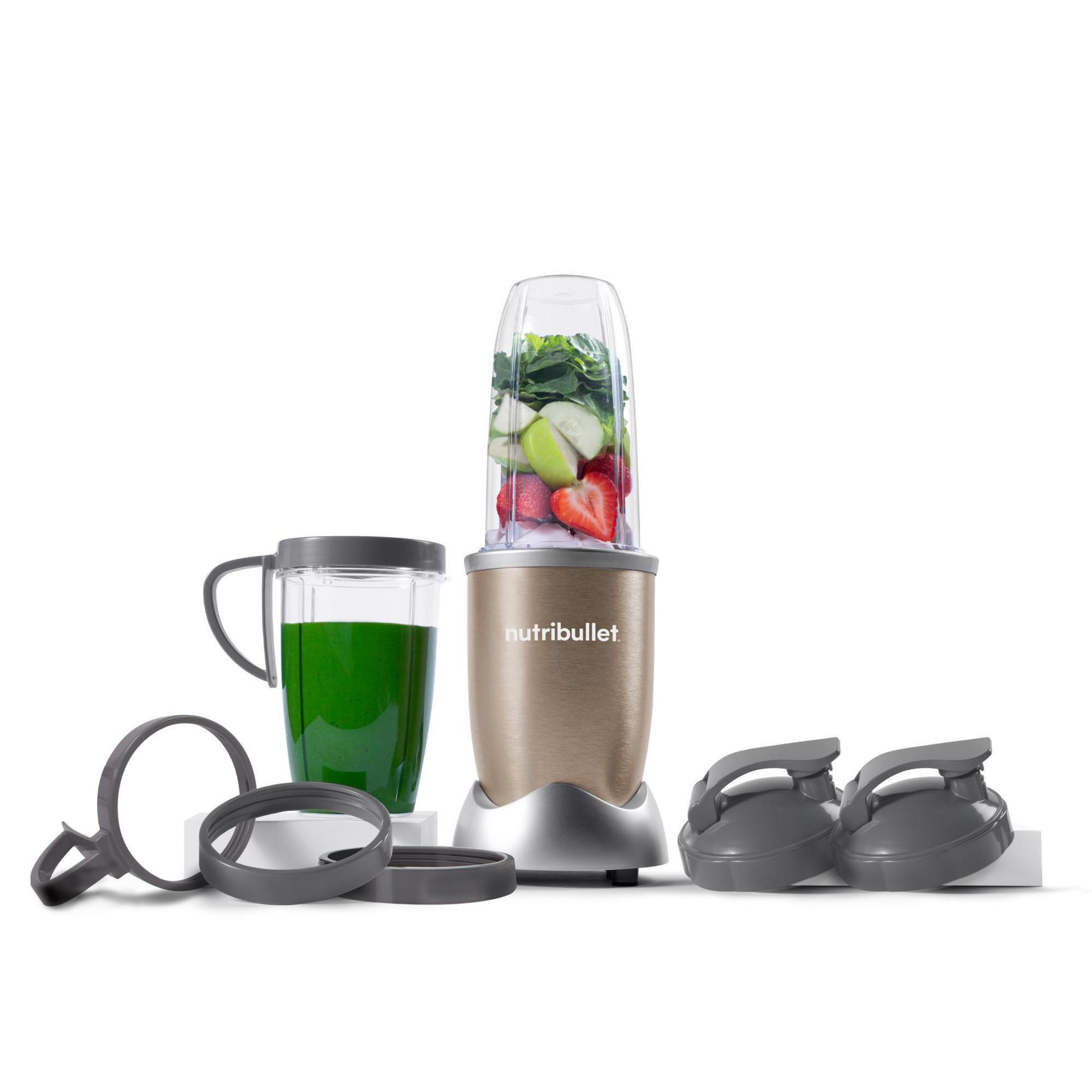 Nutribullet-Mixer mit Zutaten und Zubehör, bereit für einen Smoothie.