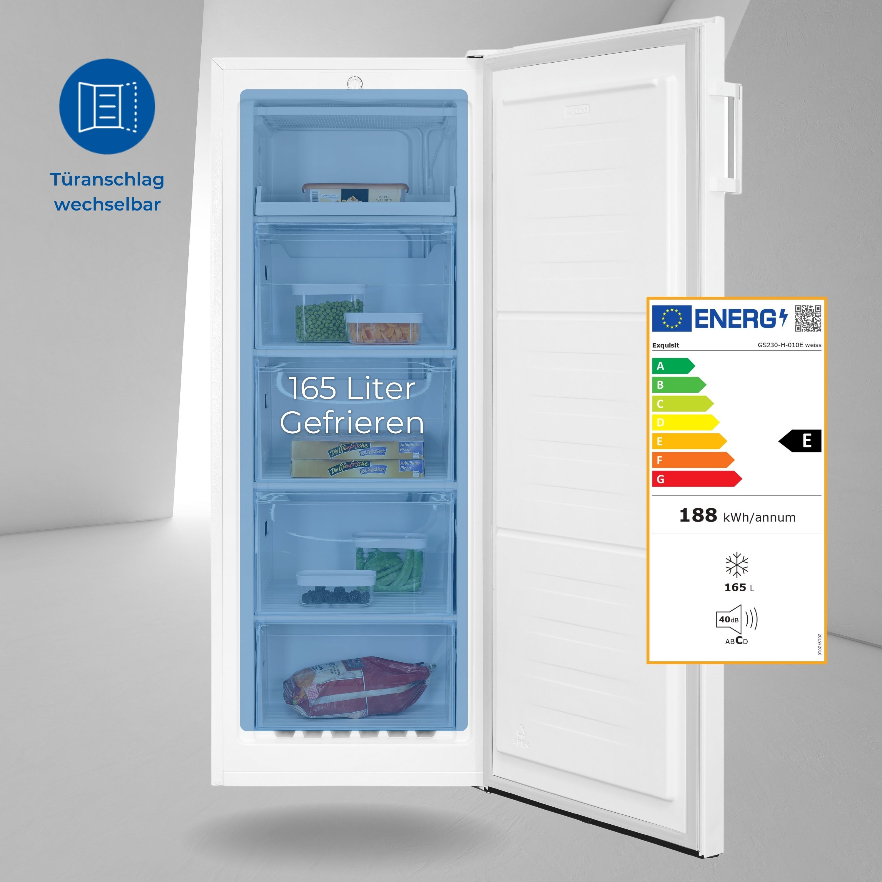 Ein weißer Gefrierschrank, Tür offen, zeigt Schubladen mit Tiefkühlprodukten und ein Energielabel.