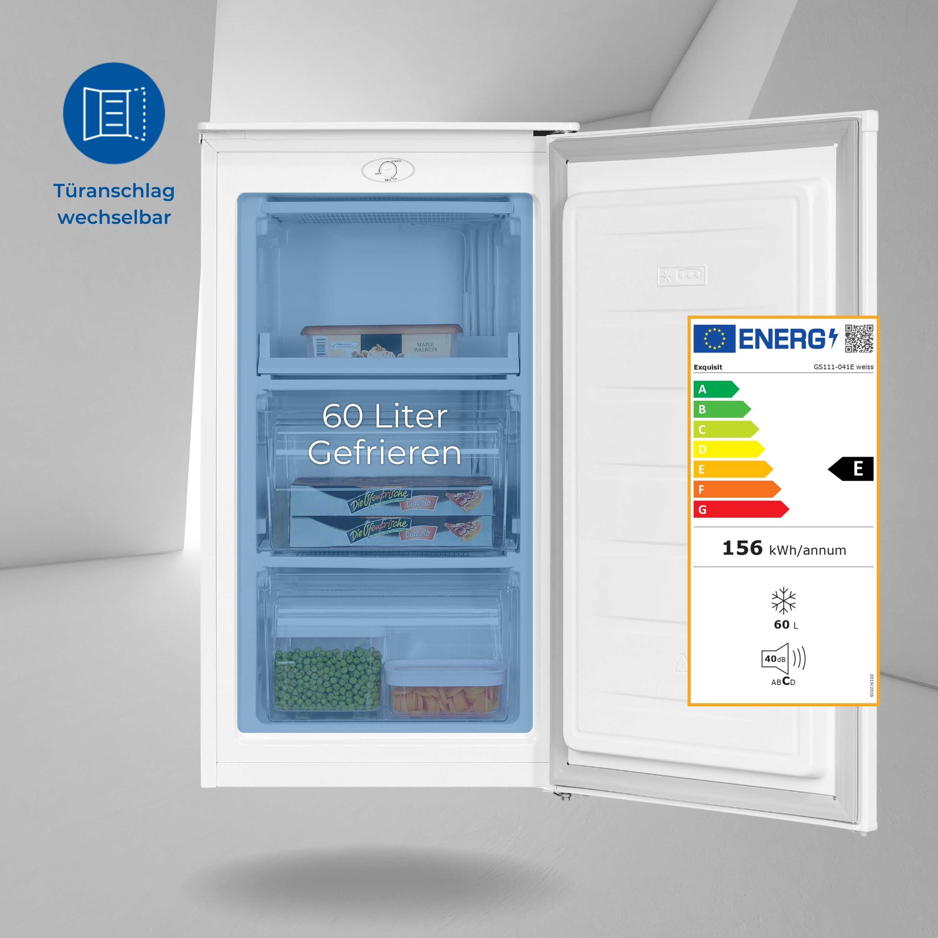 Weißer Kühlschrank mit geöffneter Tür, zeigt das Innere. Energielabel sichtbar. Weißer Hintergrund.
