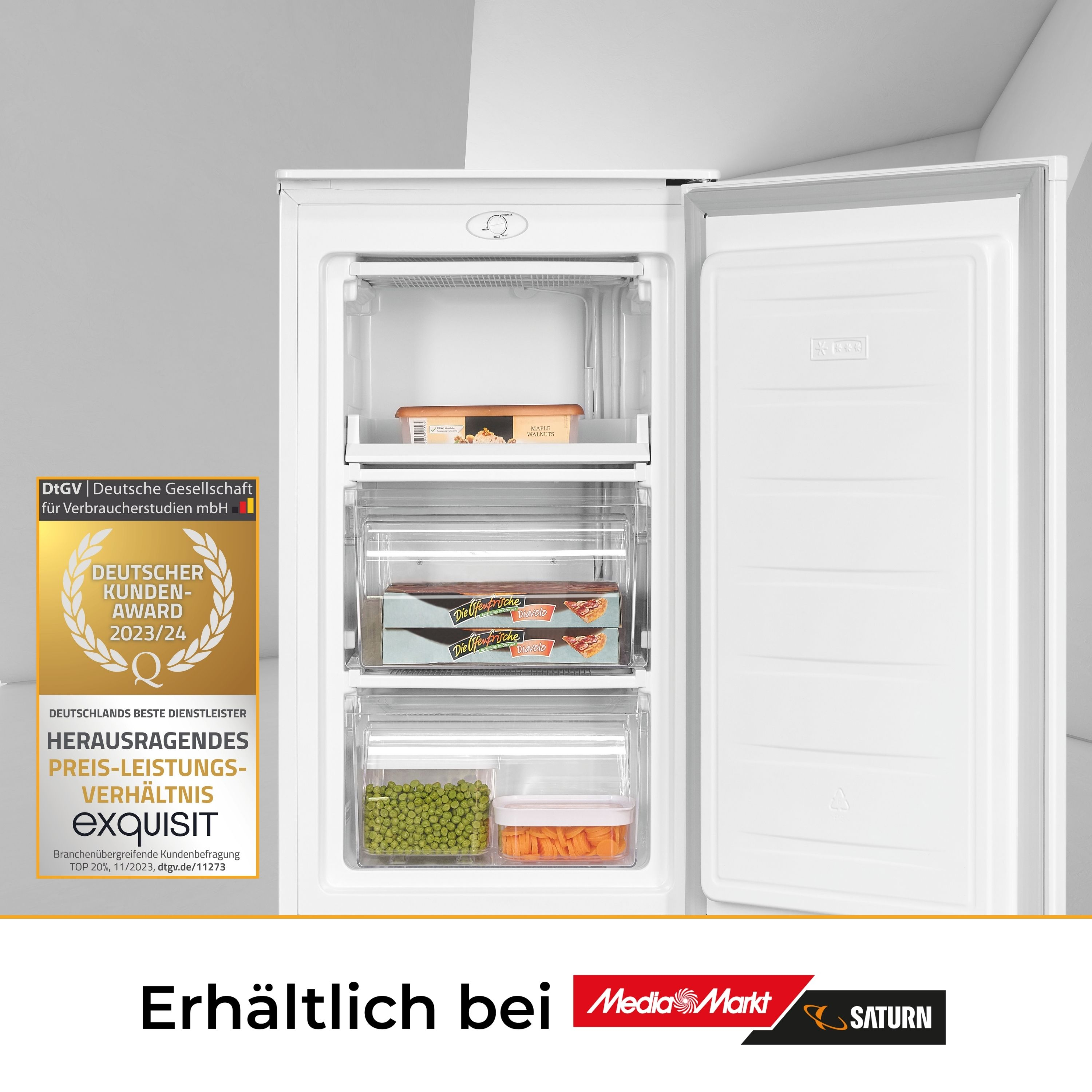 Ein weißer Kühlschrank mit offener Tür. Der Inhalt umfasst Lebensmittel.