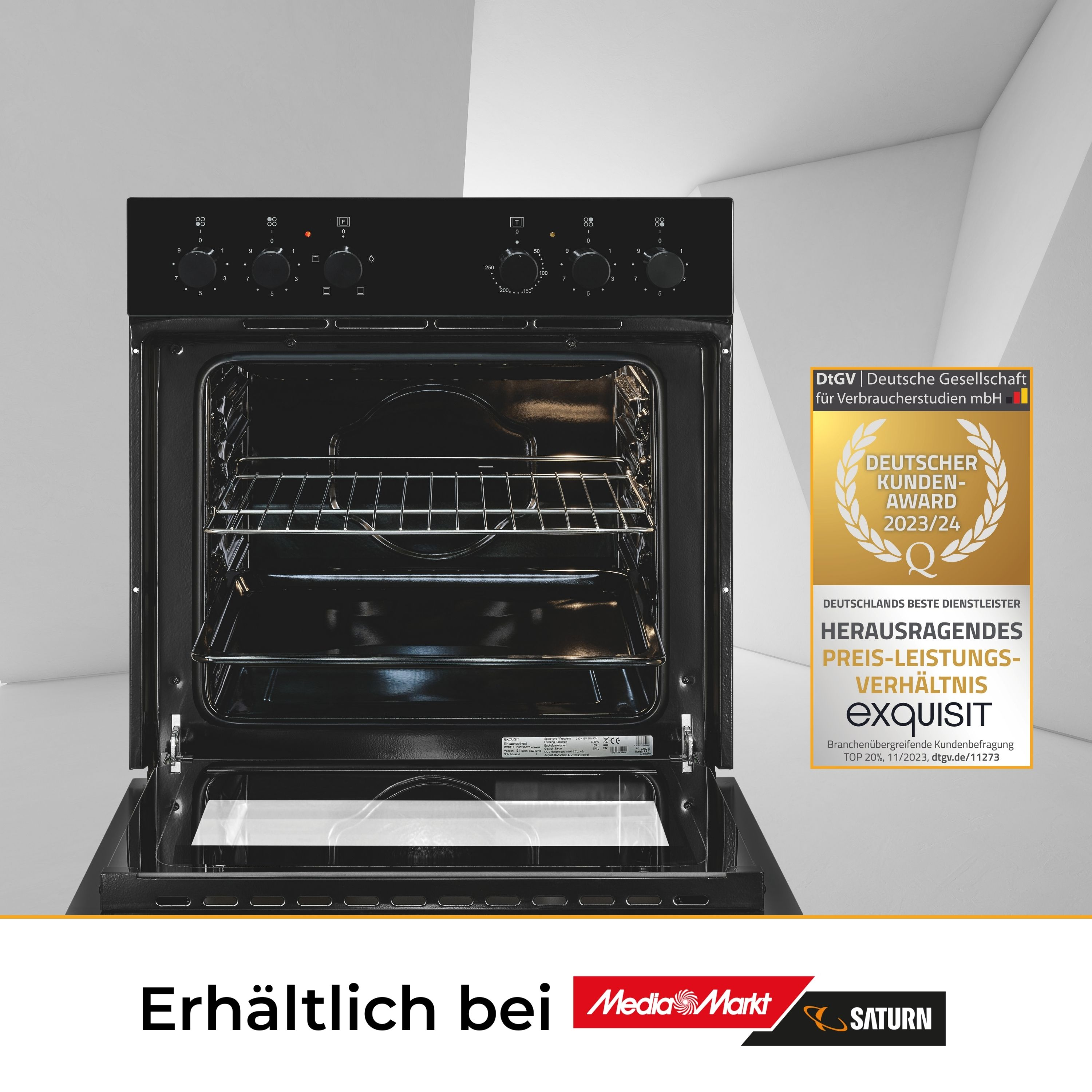 Offener Backofen, schwarzes Design. Auszeichnungsplakette rechts. Text unten.