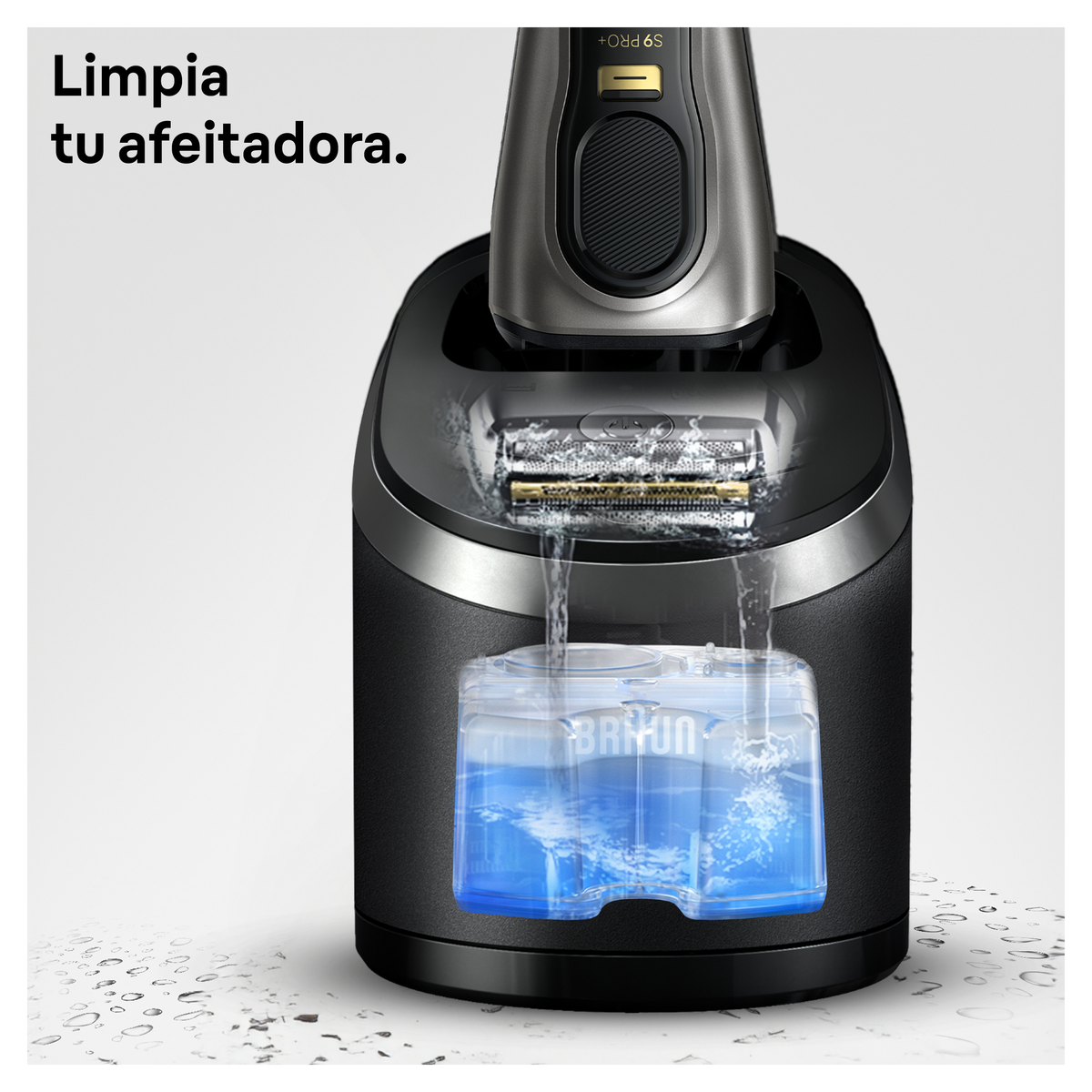 Maszynka do golenia w stacji czyszczącej. Niebieski płyn widoczny u dołu.