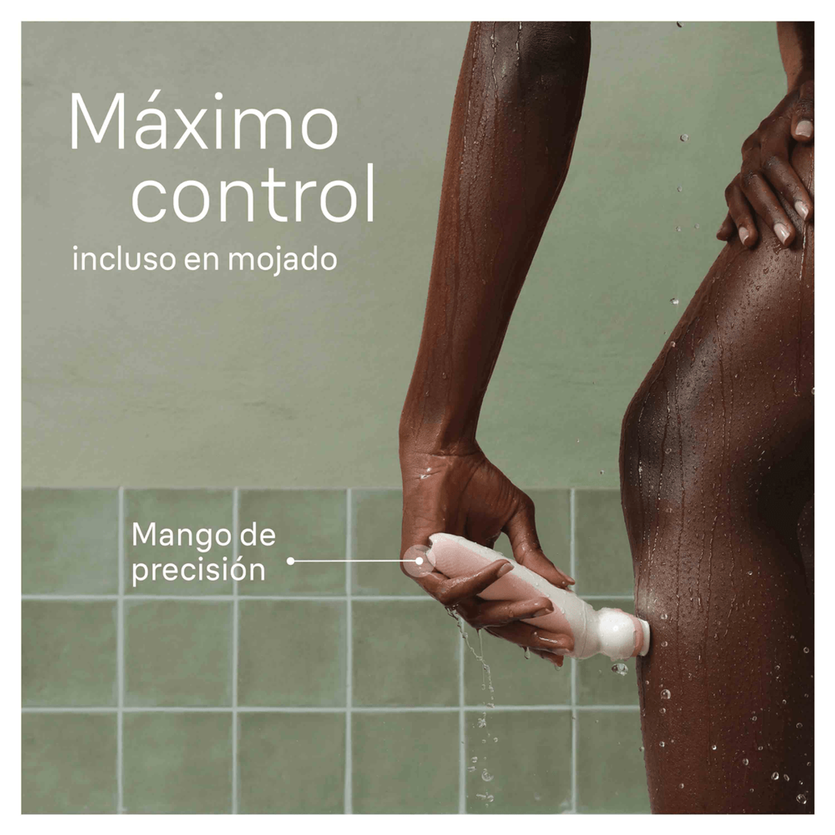 Osoba używa białego epilatora na nodze. Tekst: 'Maksymalna kontrola, nawet na mokro'.
