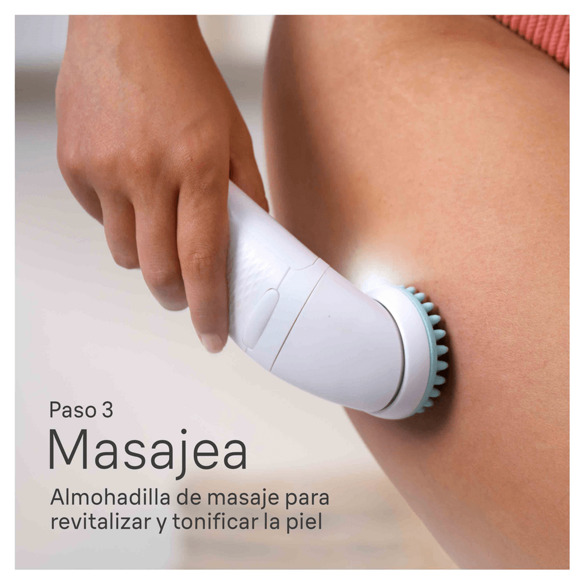 Dłoń masująca nogę białym urządzeniem z niebieską głowicą do masażu. Nakładka tekstowa.