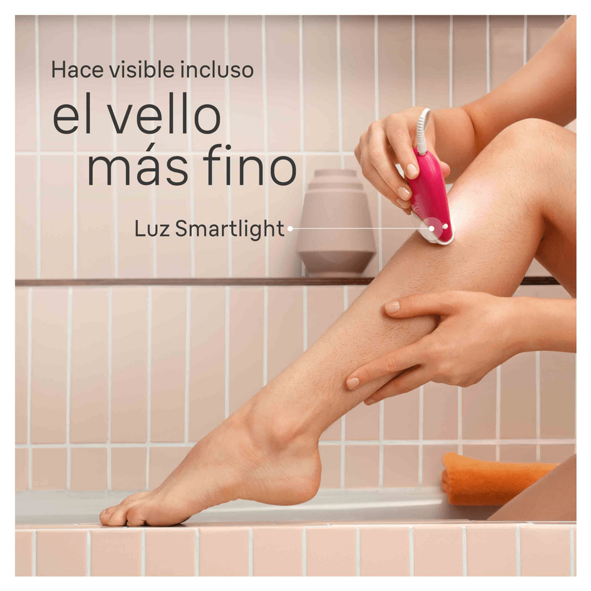 Kobieta goli nogę różowym depilatorem w łazience. Brzoskwiniowy ręcznik leży w białej wannie.