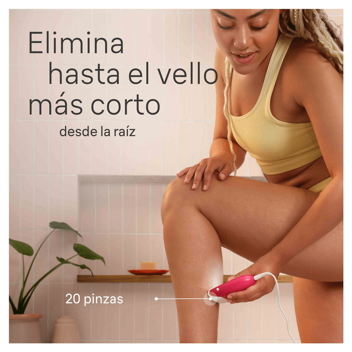 Kobieta używa depilatora na nodze. Urządzenie jest różowe, tekst jest po hiszpańsku.