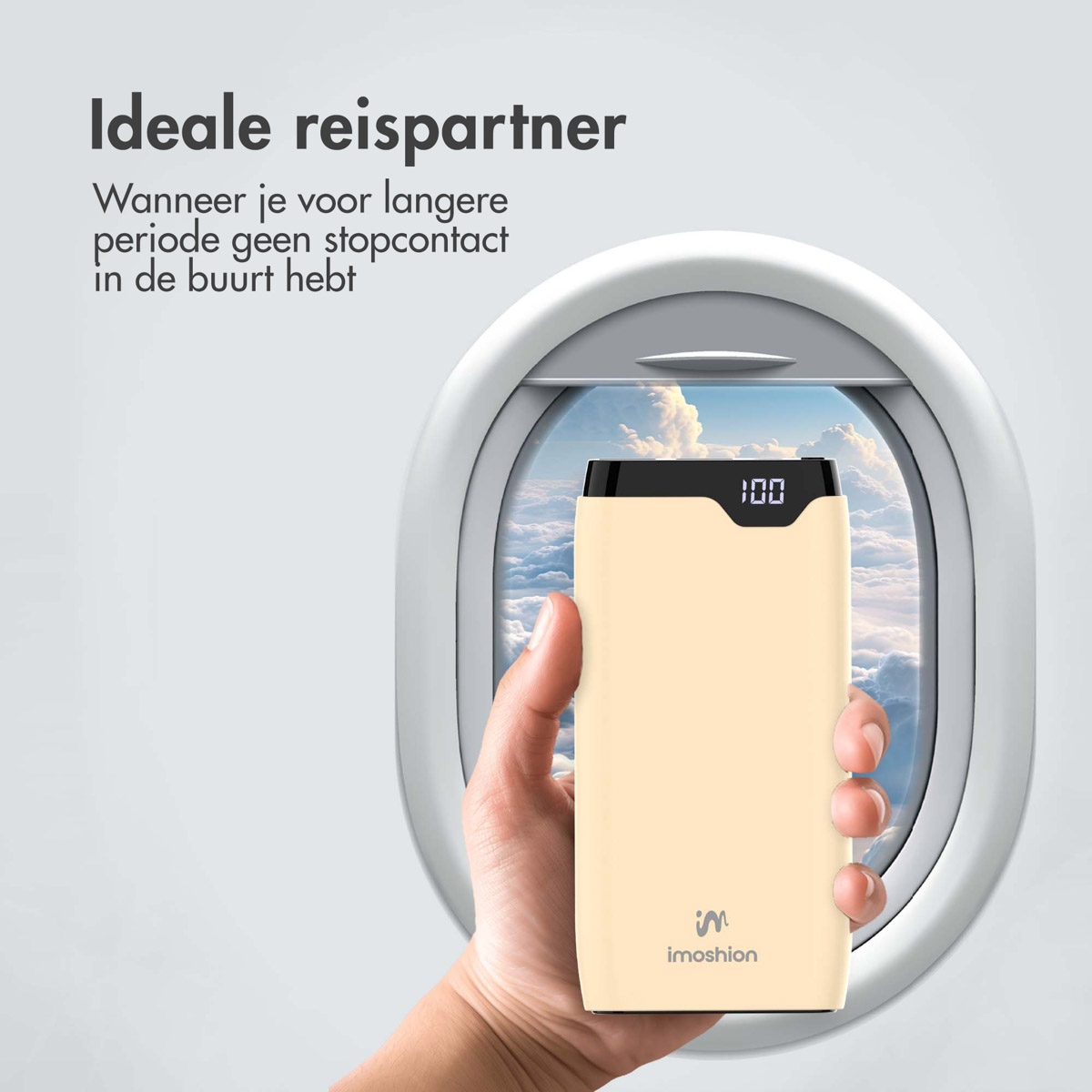 Eine Hand, die eine beige Powerbank in der Nähe eines Flugzeugfensters hält, mit Textüberlagerung.