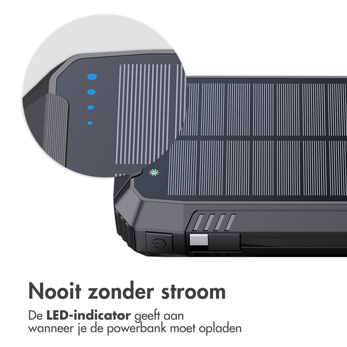 Nahaufnahme einer schwarzen Powerbank mit Solarpanel. Blaue LEDs zeigen den Ladezustand an. Text: 'Nie ohne Strom'.