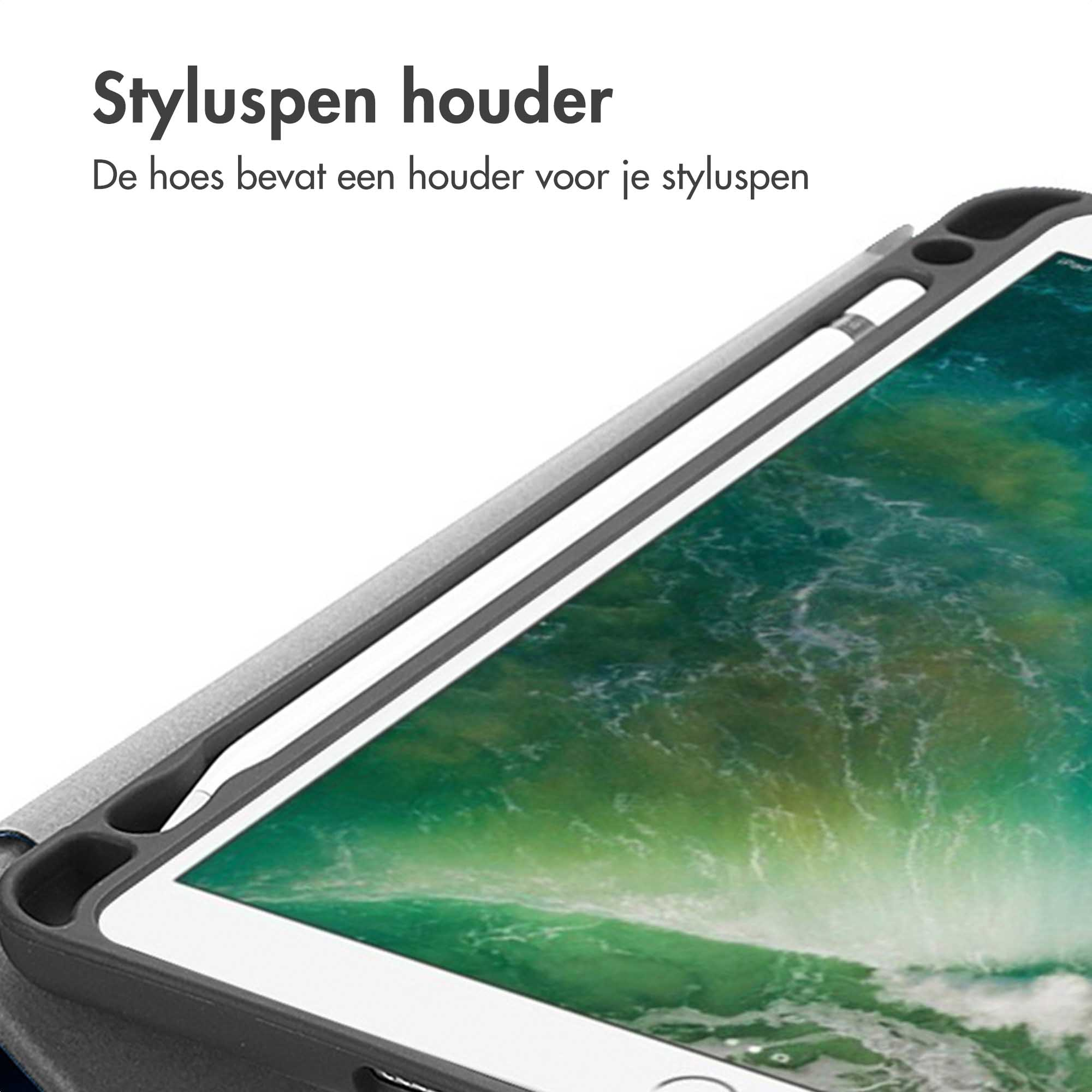 Tablet con stilo nel suo supporto. Vista ravvicinata del tablet e della penna.