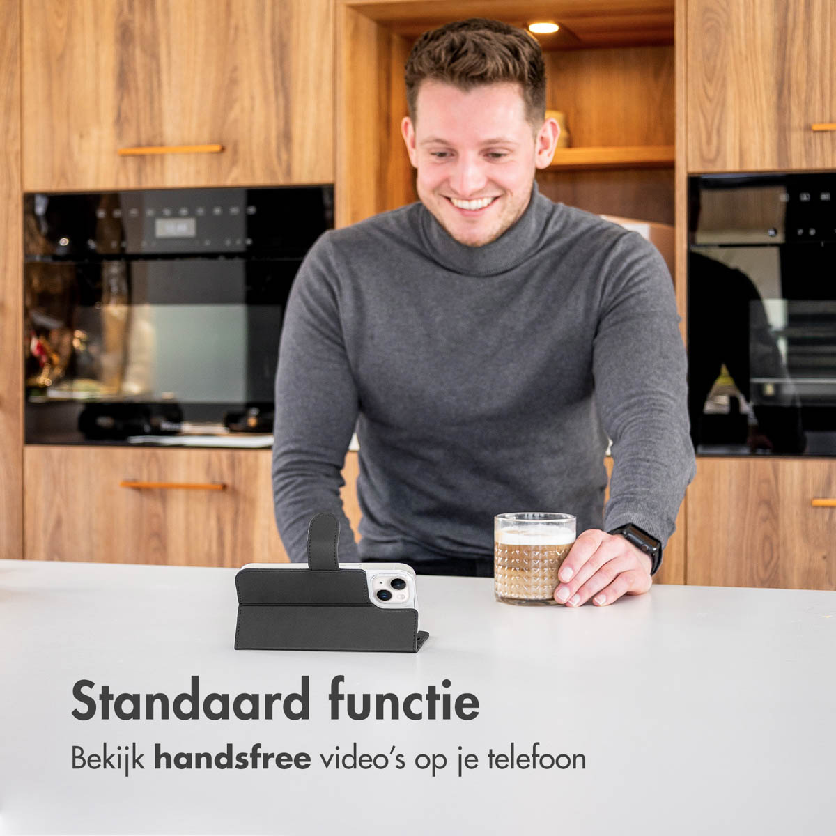 Een man glimlacht, met een glas koffie in zijn hand. Een telefoon zit in een hoes, met tekst eronder die de functie aangeeft.