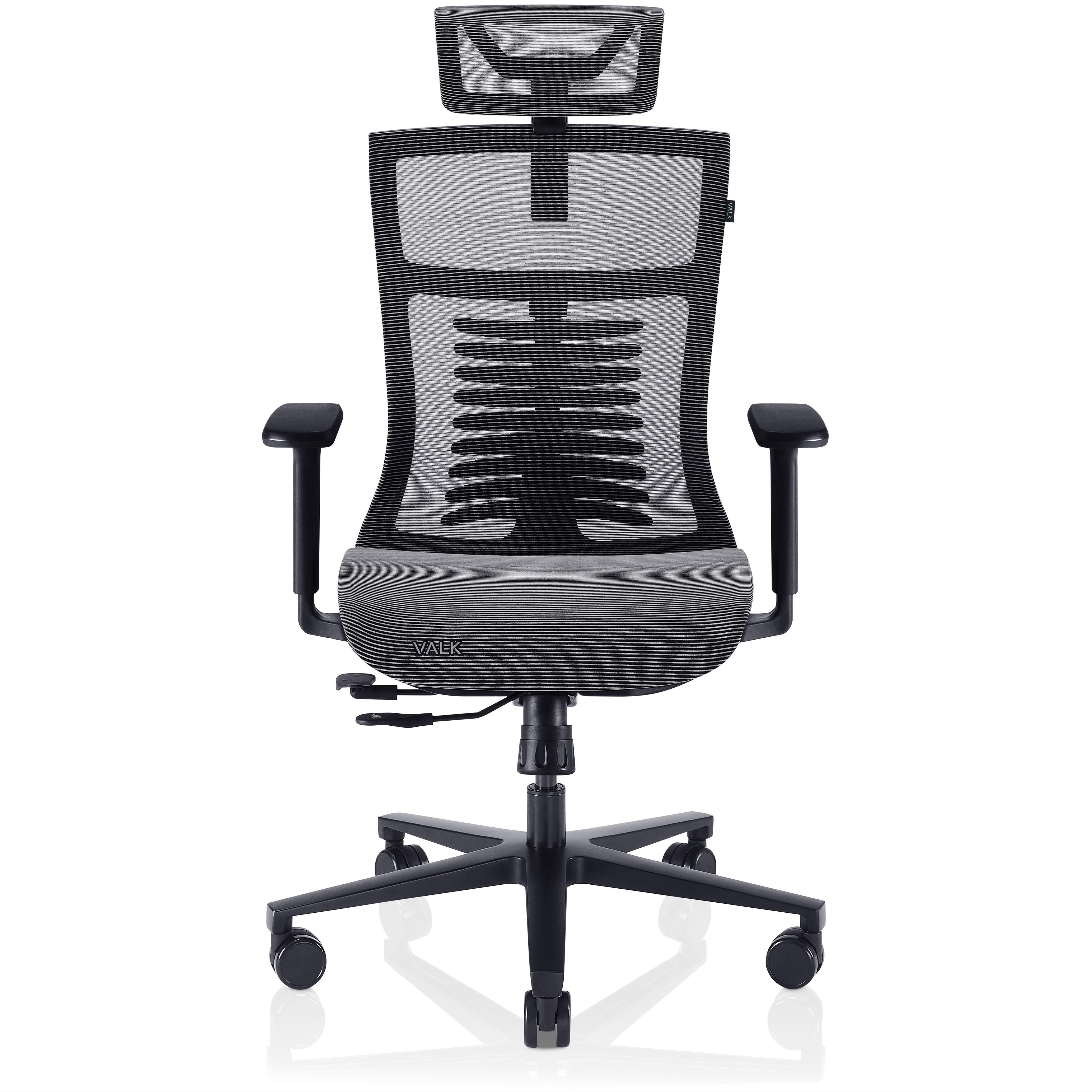 Silla de oficina con respaldo y reposacabezas de malla, reposabrazos negros y base de cinco ruedas.
