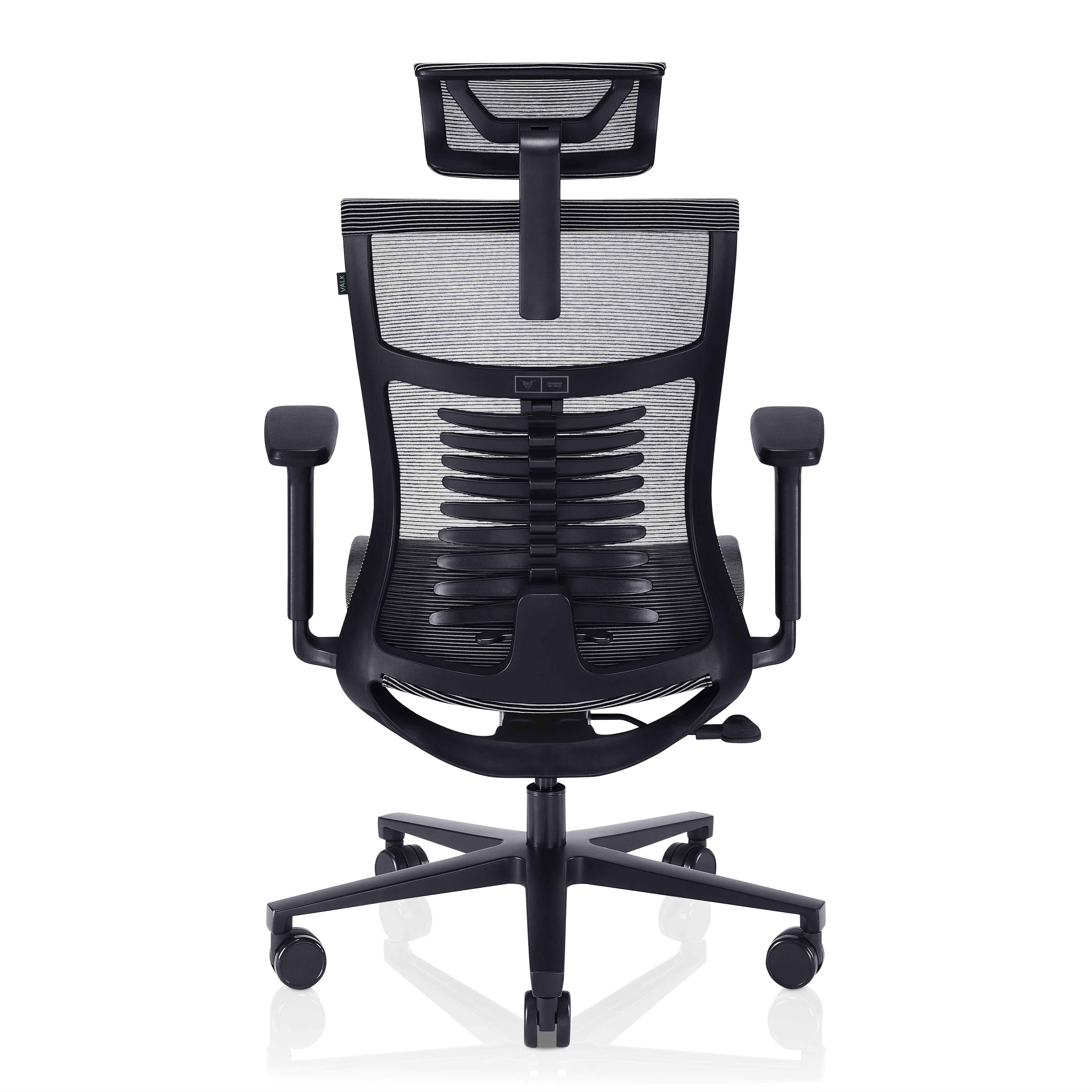 Silla de oficina con respaldo de malla negra. Respaldo, reposacabezas, reposabrazos y ruedas visibles.