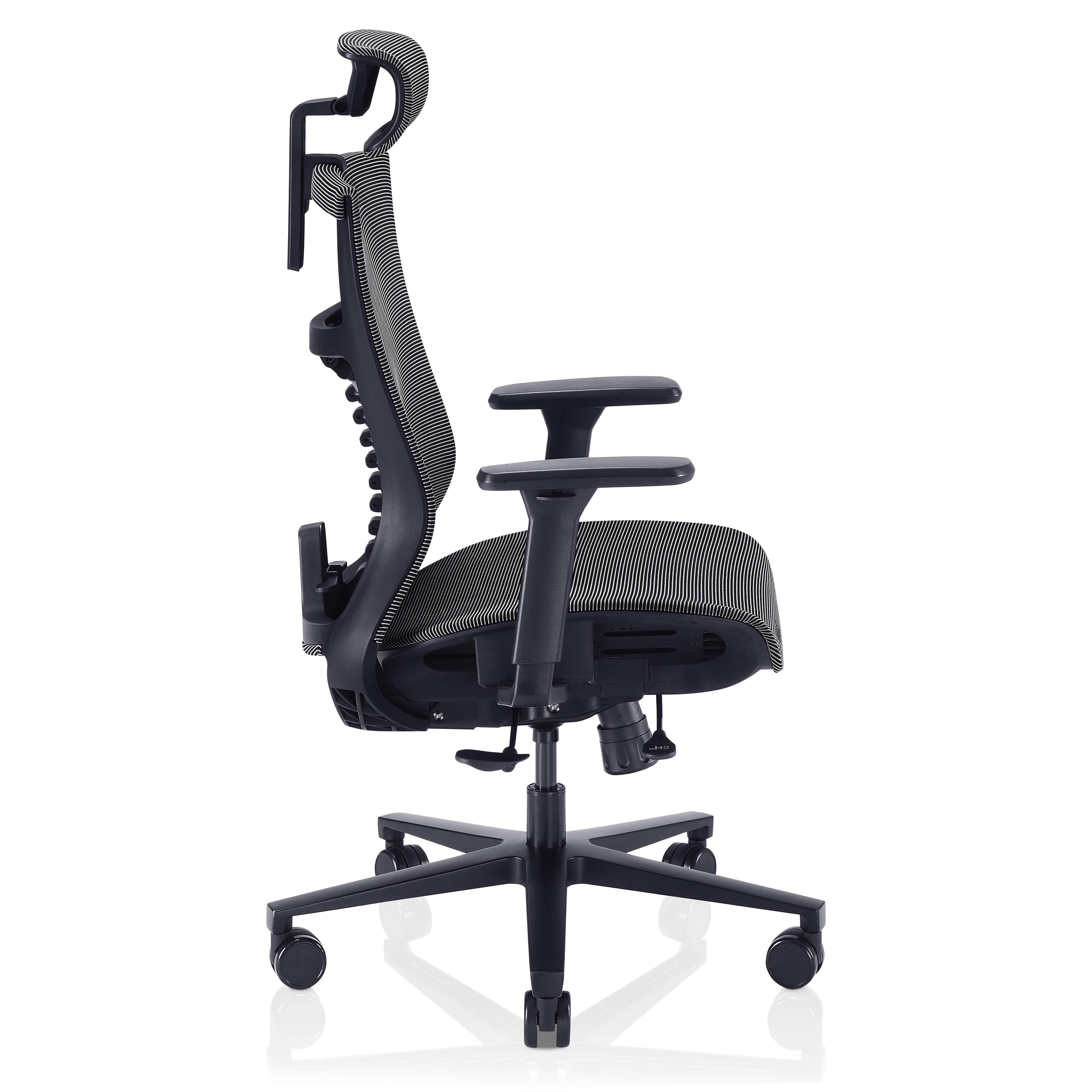 Silla de oficina ergonómica negra con reposacabezas y reposabrazos, fondo blanco.