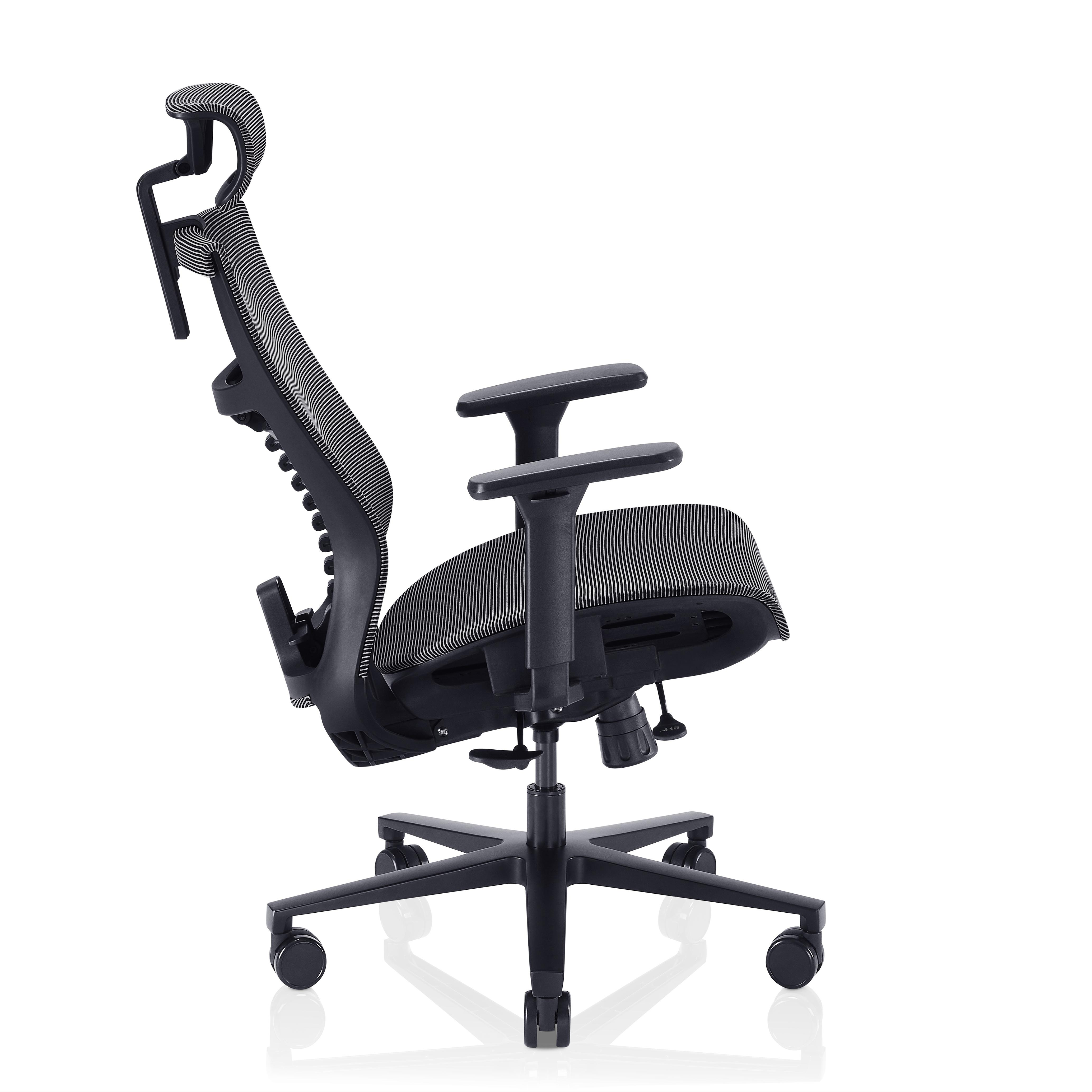 Silla de oficina ergonómica negra y gris con ruedas. Fondo blanco.