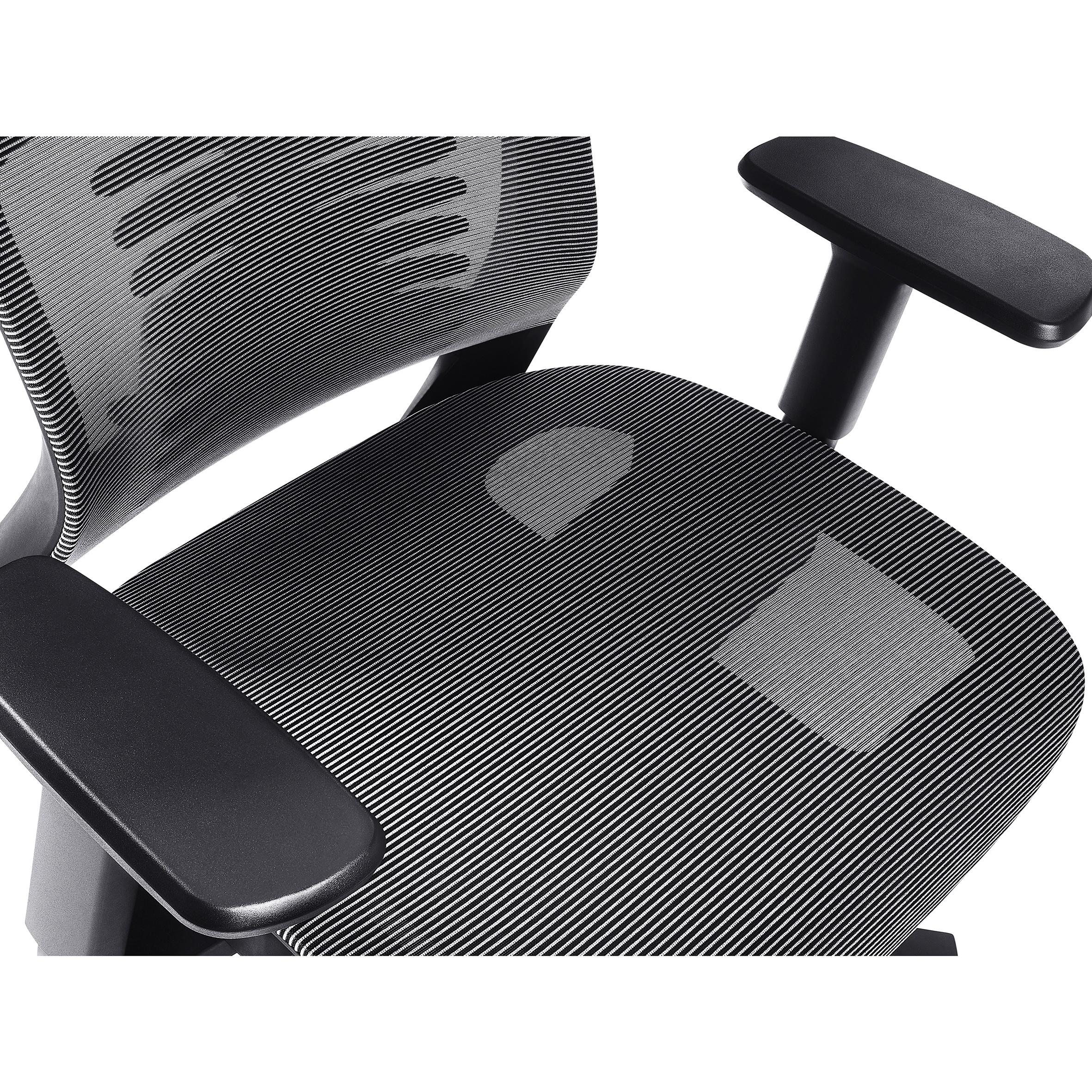 Primer plano de una silla de oficina negra con respaldo de malla y reposabrazos.