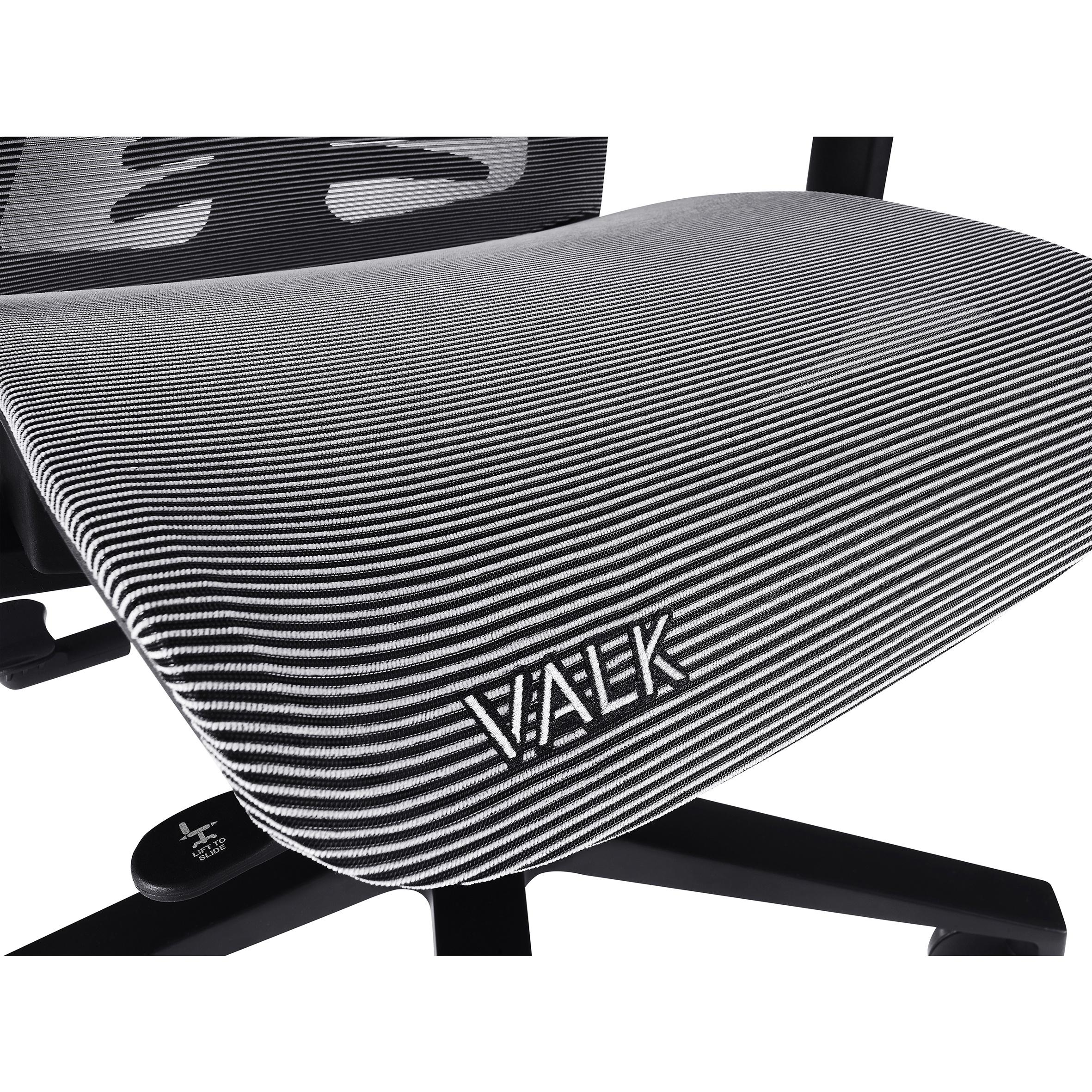 Primer plano de un asiento de silla de oficina a rayas blancas y negras con el logotipo de Valk.