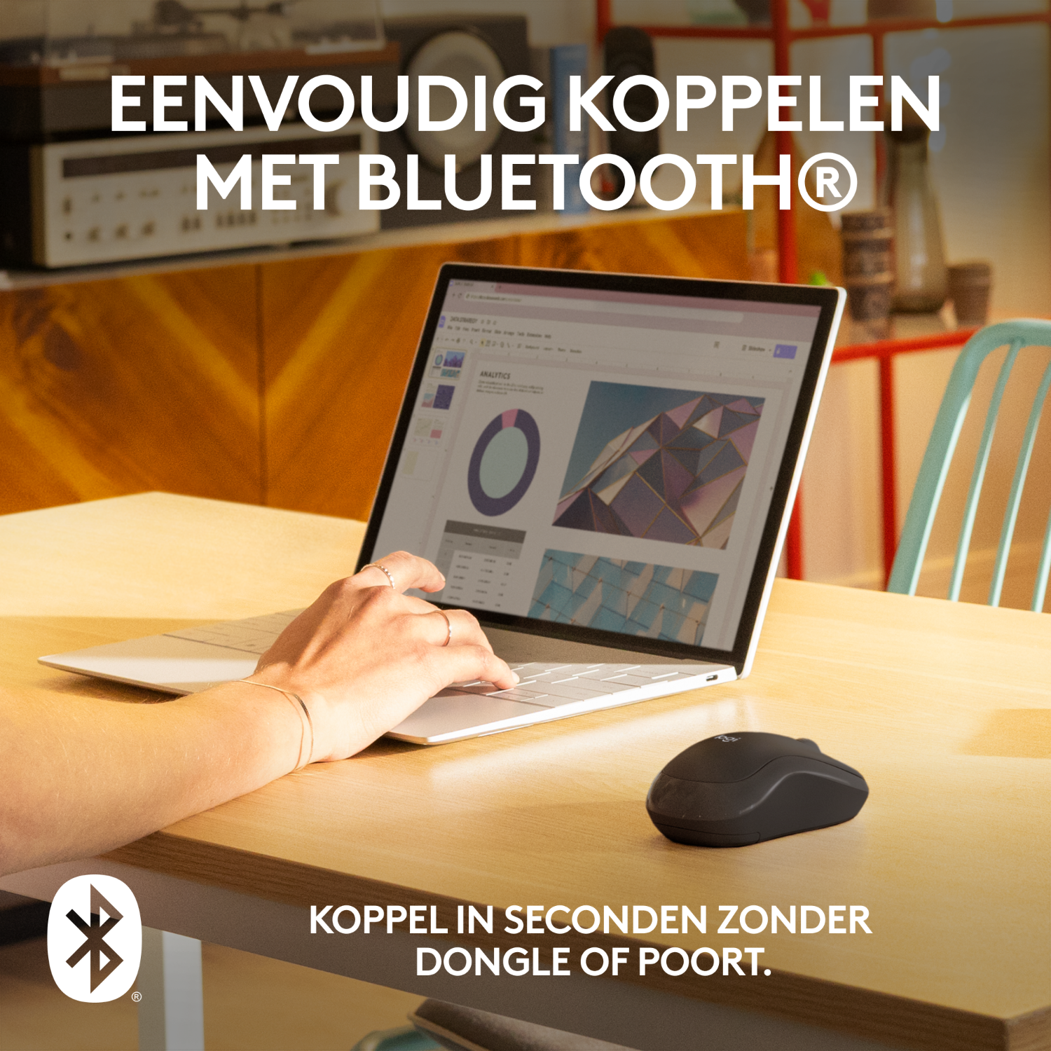 Osoba korzystająca z laptopa z myszą Bluetooth. Tekst: Łatwe parowanie z Bluetooth.