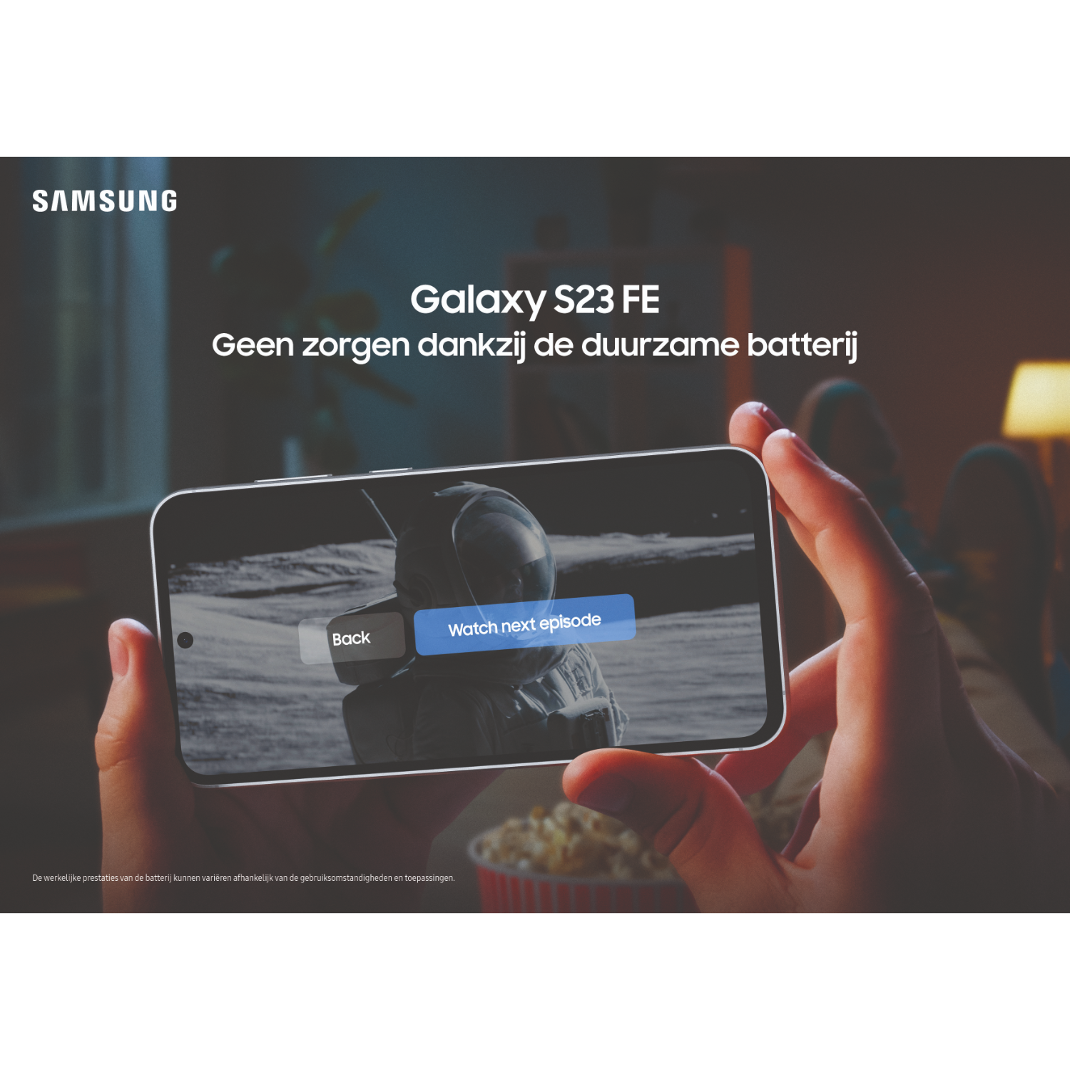 Samsung Galaxy S23 FE w dłoniach, pokazujący ekran z księżycową sceną i przyciskami.