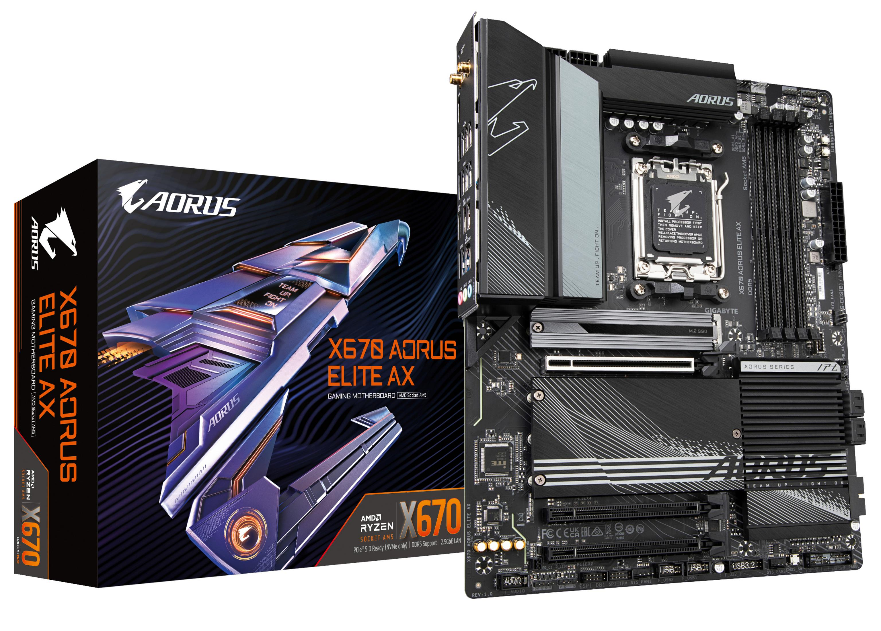 Scheda madre e la sua scatola. La scatola ha il logo AORUS e l'etichetta X670. Nero e blu.